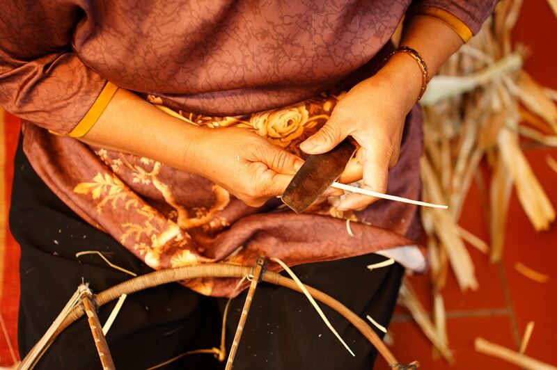 Bên cạnh việc chuẩn bị lá, bà cũng tiến hành tạo khung nón. Những thanh tre già sau khi được tuyển chọn kĩ lưỡng sẽ được vót mỏng thành những nan nhỏ, đều tay rồi chuốt tiếp cho đủ độ dẻo trước khi ghép thành khung.
