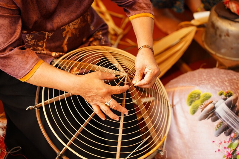 Tre tiếp tục được uốn thành những vành tròn theo cỡ chuẩn của khuôn tre 8 gọng, 16 vòng. Những vòng tre được bứt và lắp đều quanh khuôn để tạo dáng nón tròn, cân và chắc; theo cách lý giải của người làm nghề, dáng khuôn ấy còn gợi hình ảnh người con gái đang tuổi trăng tròn.