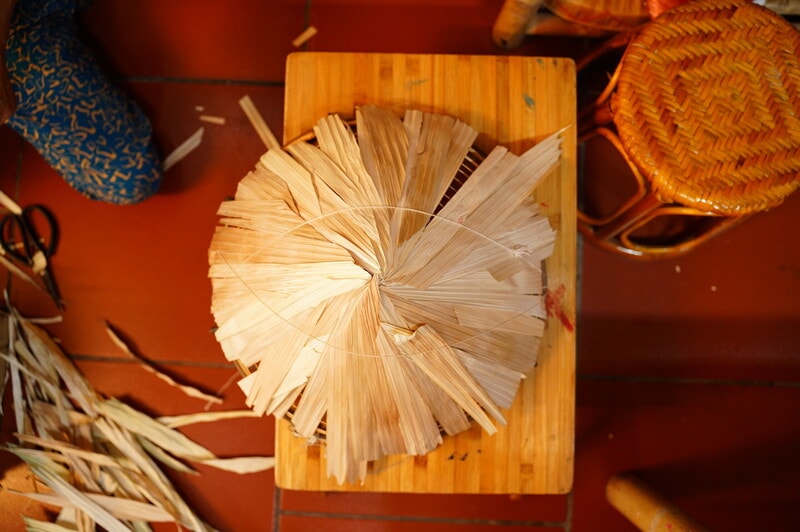 Khi khung đã xong, lá đã rẽ và là được đặt lần lượt lên khuôn, xoay đều quanh thân nón rồi dùng tay miết sát theo các vòng tre. Đây là bước định hình phần thân, quyết định bề mặt nón có mượt hay nhăn, chóp nón có gọn hay bị xô lệch.