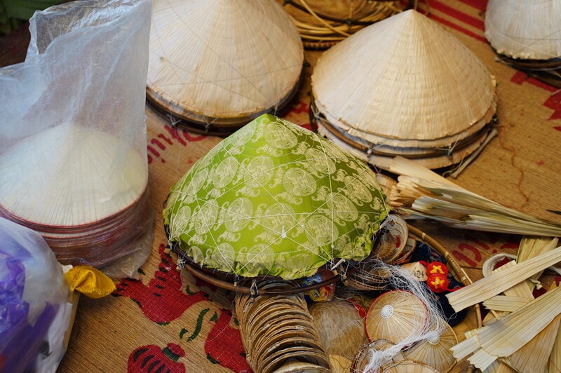 Nhìn từ trên xuống, các lớp lá sau khi quay đã khép kín quanh chóp, xếp thành từng nan quạt đều nhau trên mặt khuôn. Chiếc nón ở giai đoạn này đã ra hình rõ rệt, nhưng vẫn mới chỉ là phần thân thô, chưa cắt viền và chưa khâu cố định.