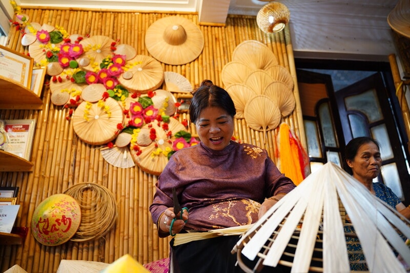 Tiếp đến, người thợ sẽ dùng kéo cắt bỏ phần lá thừa chạy quanh mép ngoài của nón. Đường cắt phải dứt khoát, gọn và ăn theo đúng vành để viền nón sạch, không xơ lá và không phá dáng chiếc nón trước khi bước sang khâu.