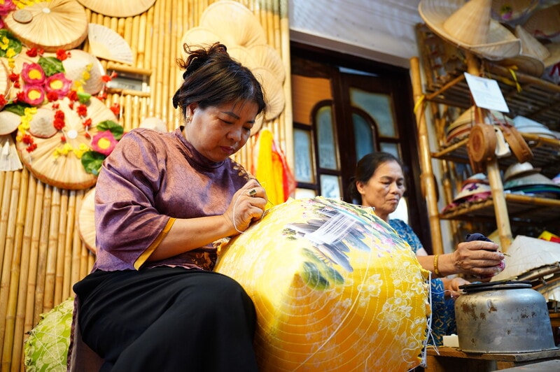 Đến công đoạn khâu, toàn bộ thân nón được cố định bằng sợi cước, đi lần lượt hết vòng nọ sang vòng kia. Nghệ nhân Tạ Thu Hương chia sẻ: “Không có máy móc nào có thể thay thế được bàn tay người thợ ở bước này, bởi mọi đường khâu đều phải ôm sát 16 vòng tre để giữ hình dáng nón.”