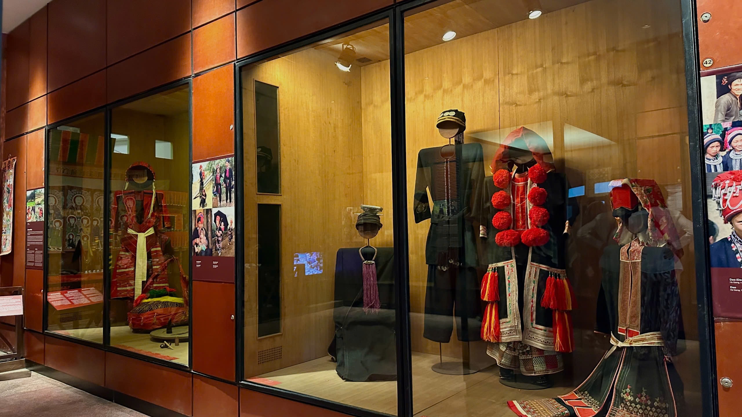 trong nha trong dong