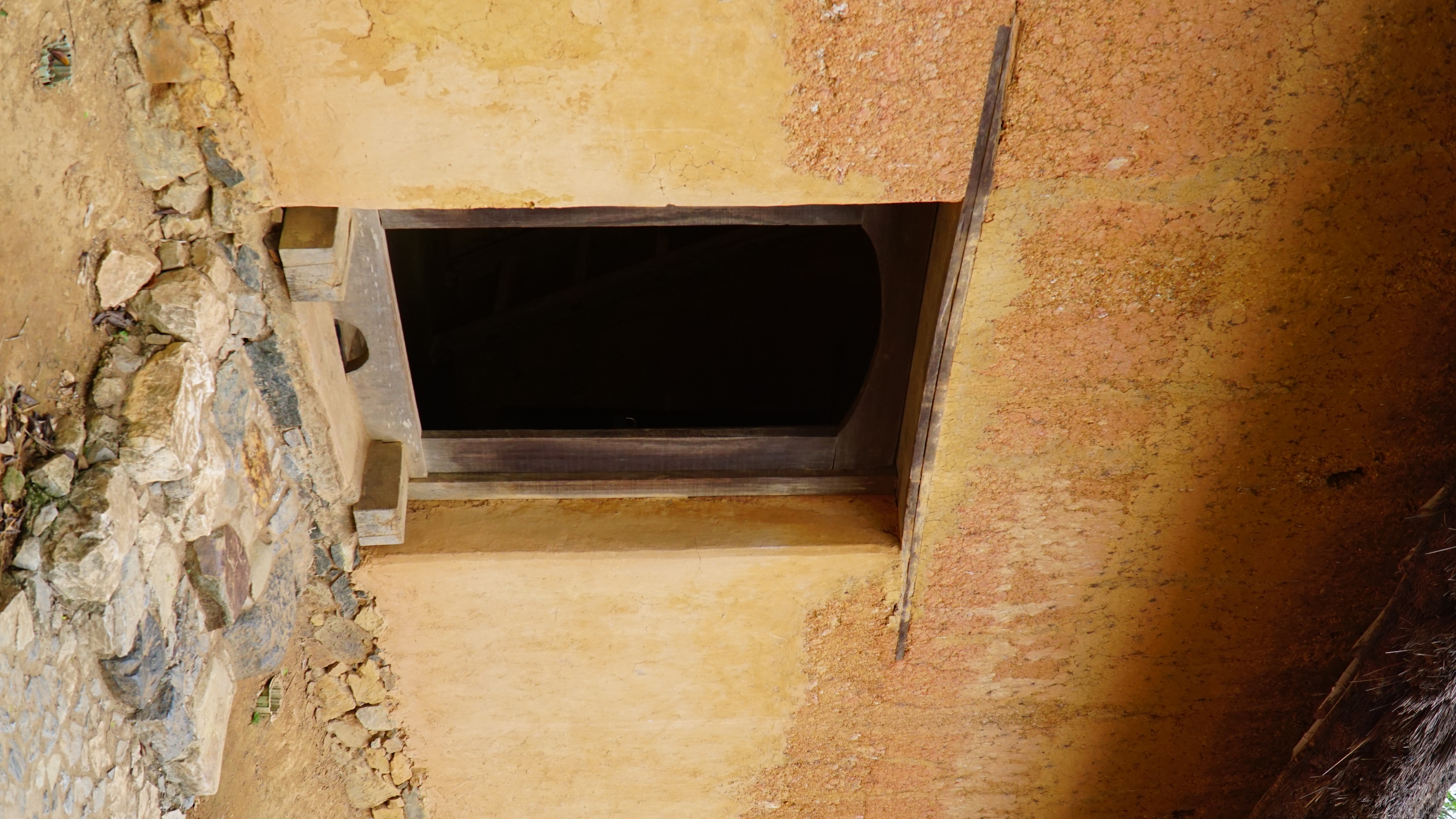 Kết cấu nhà trình tường bao gồm khối nhà vuông, tường đất dày 40-50 cm, gần như không có cửa sổ, chỉ có một cửa chính và bếp lửa nằm ở vị trí trung tâm. Để tạo ra bức tường đó, người thợ giã đất sét trong khuôn gỗ liên tục cho đến khi đất nén đặc hoàn toàn.