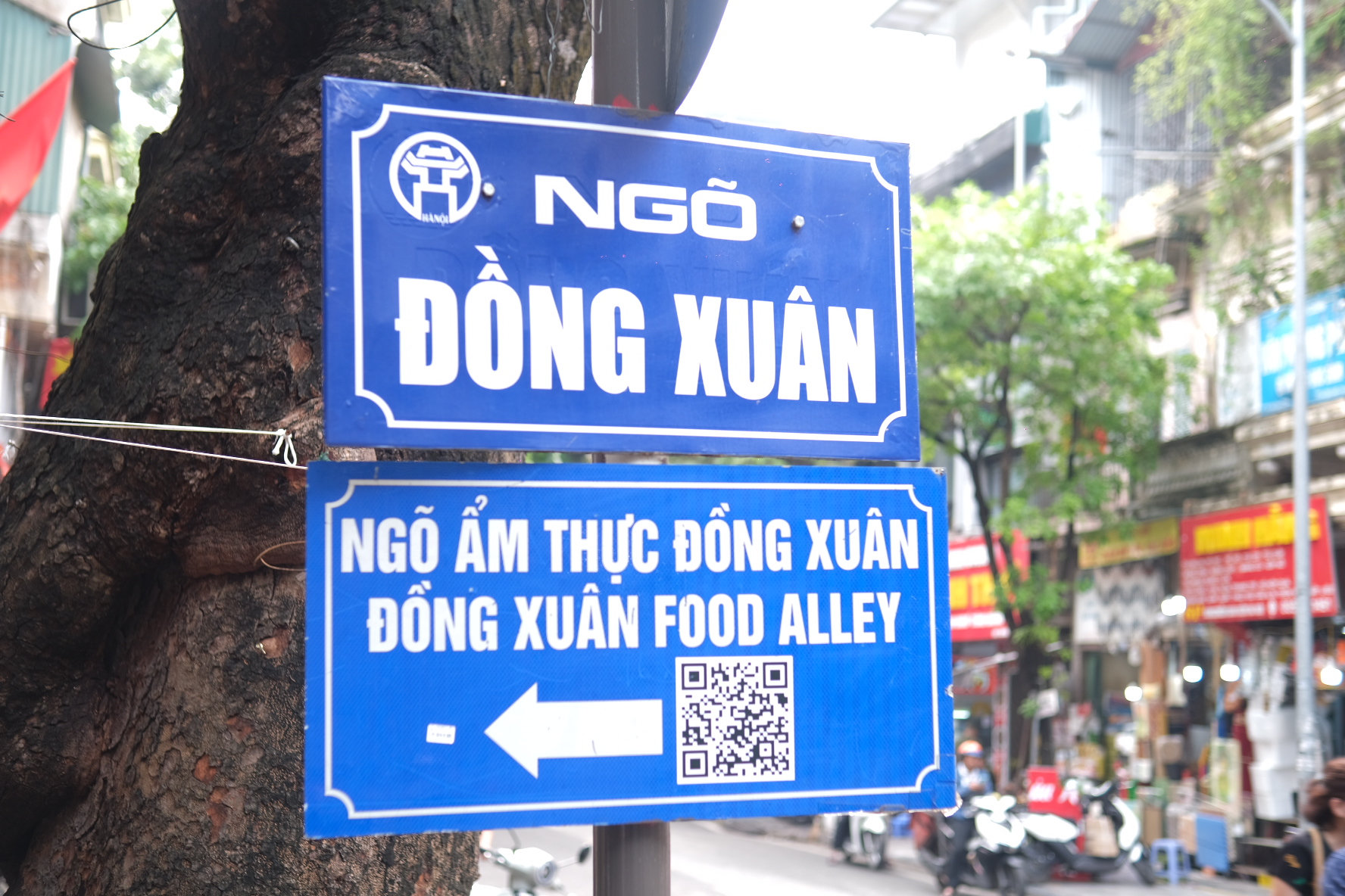 Biển chỉ dẫn giản dị mở ra một không gian ẩm thực đã tồn tại qua nhiều năm.