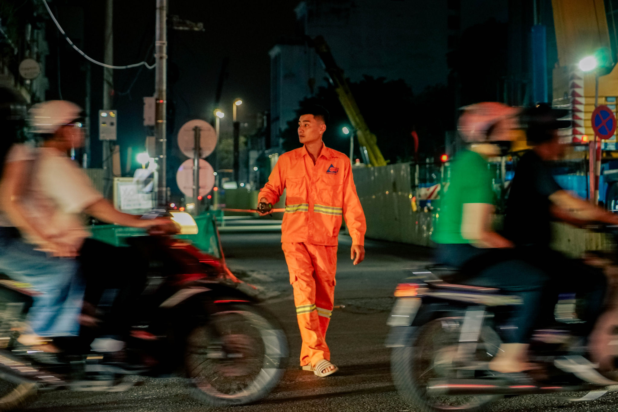 cong-nhan-phan-luong-giao-thong