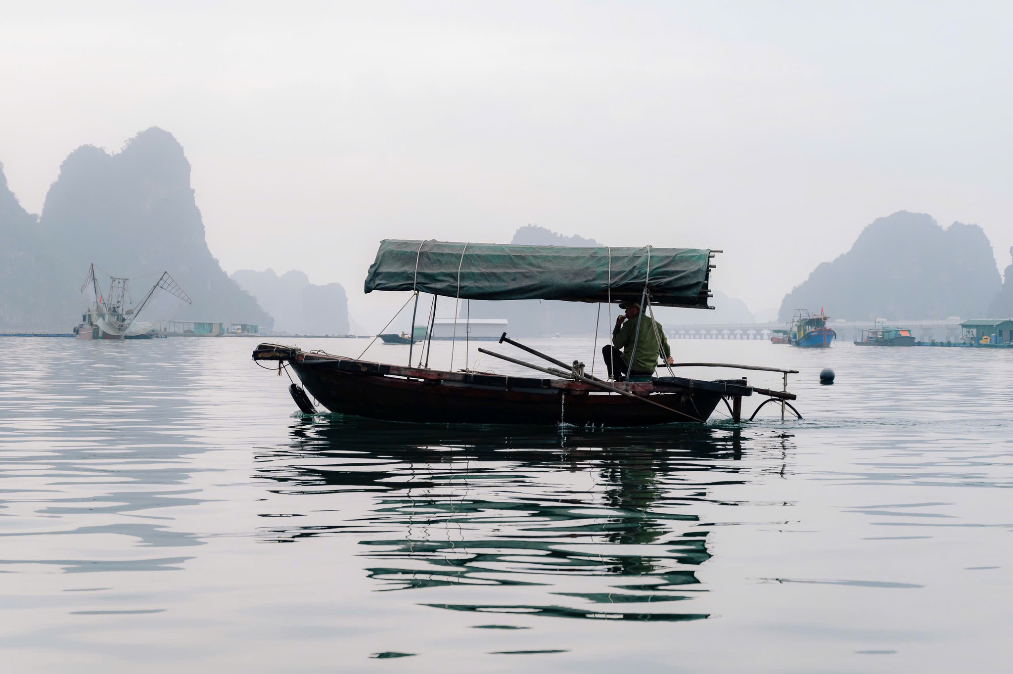 chiếc thuyền ngoài xa