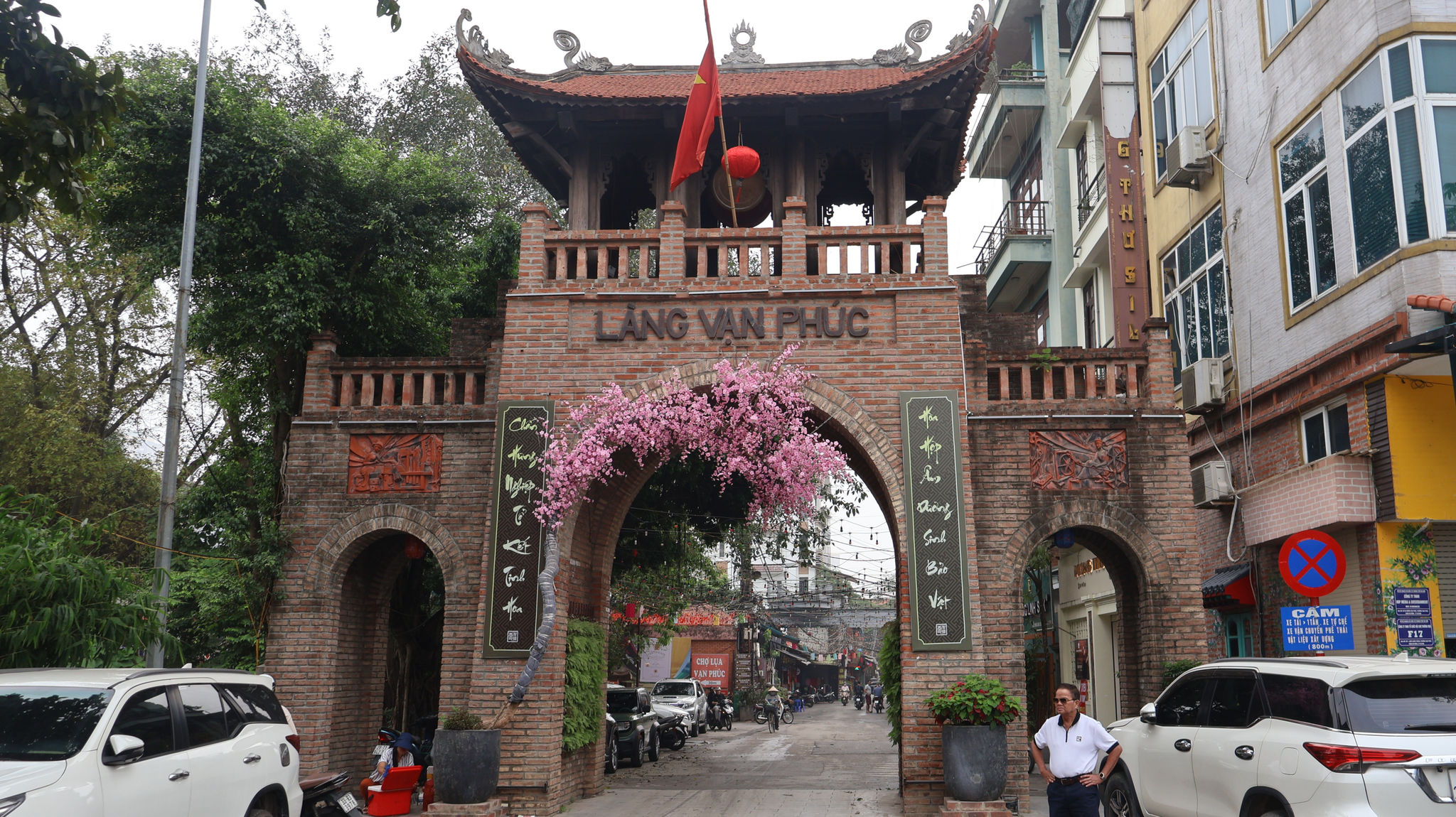 cổng làng đã chính nma k thấy khác