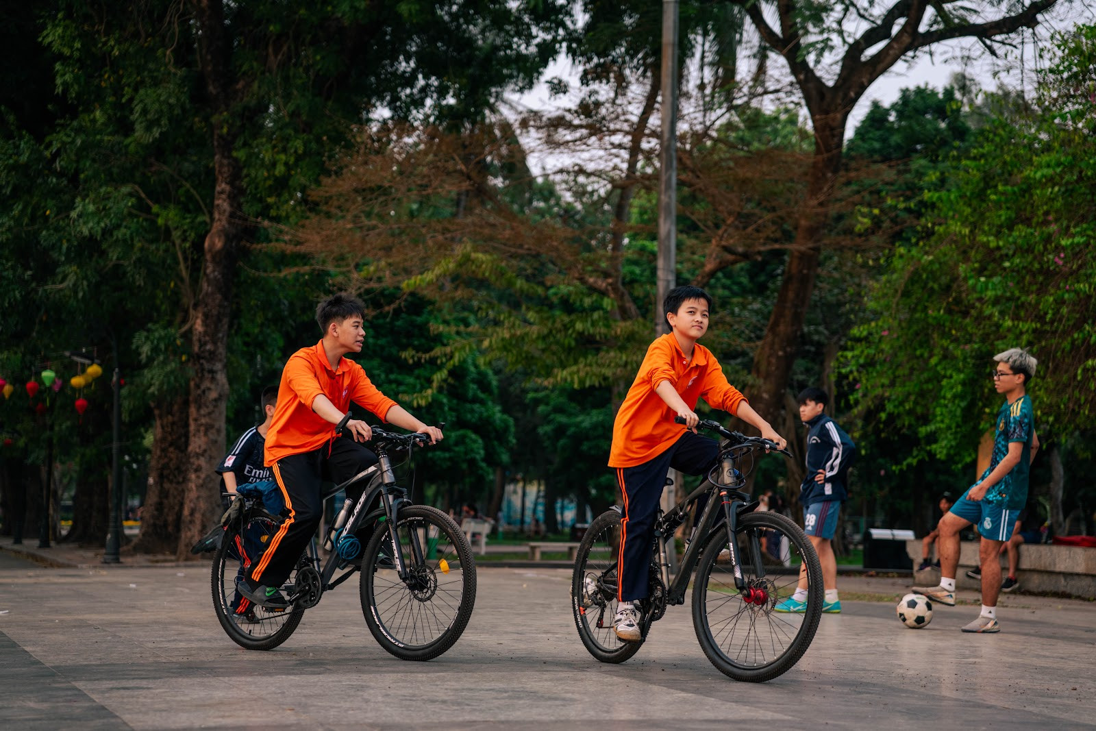 hoc-sinh-dap-xe-trong-cong-vien.jpg