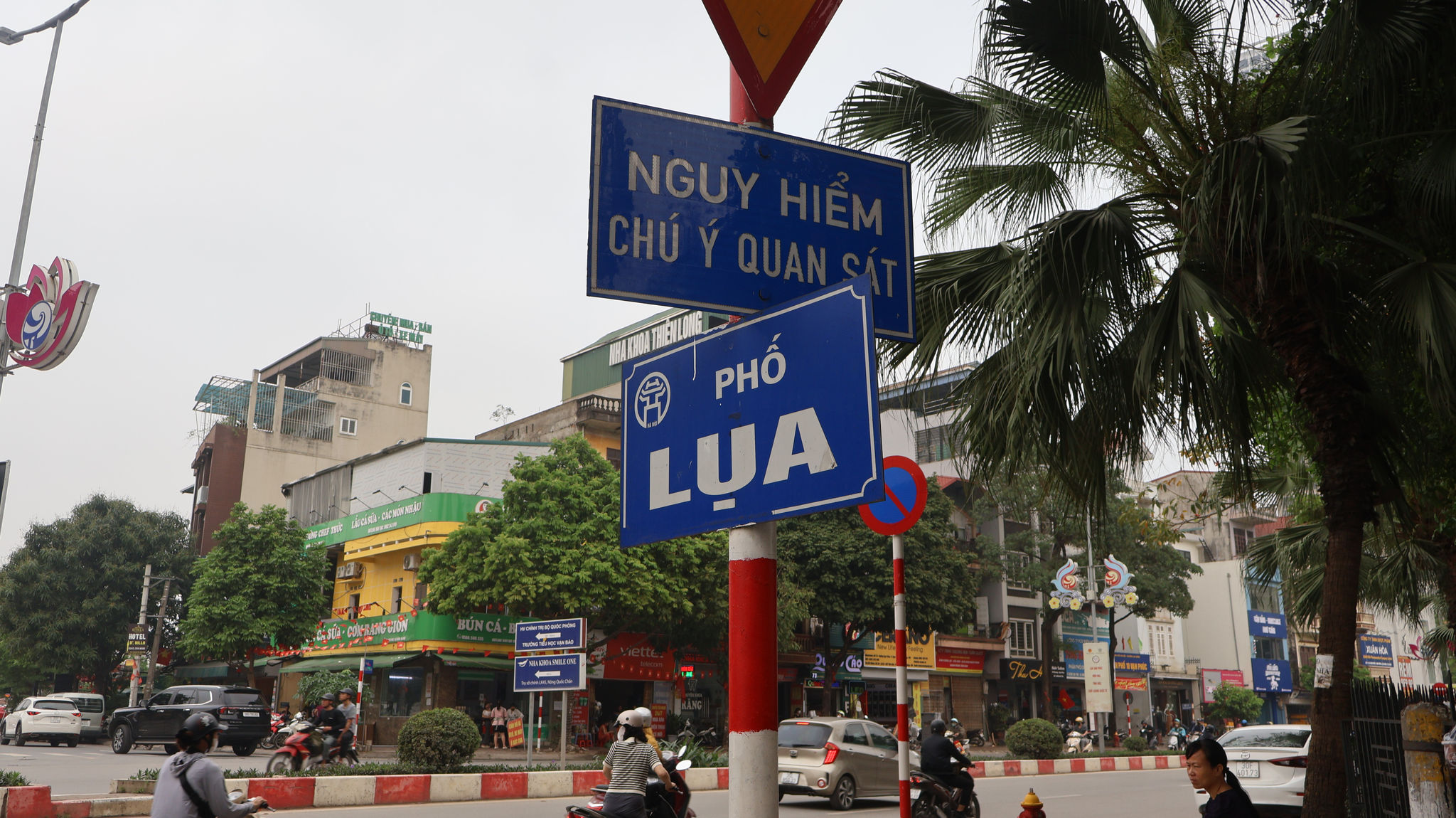 Tuyến đường trung tâm xuyên suốt đưa du khách đến gần hơn với các cửa hàng lụa Hà Đông
