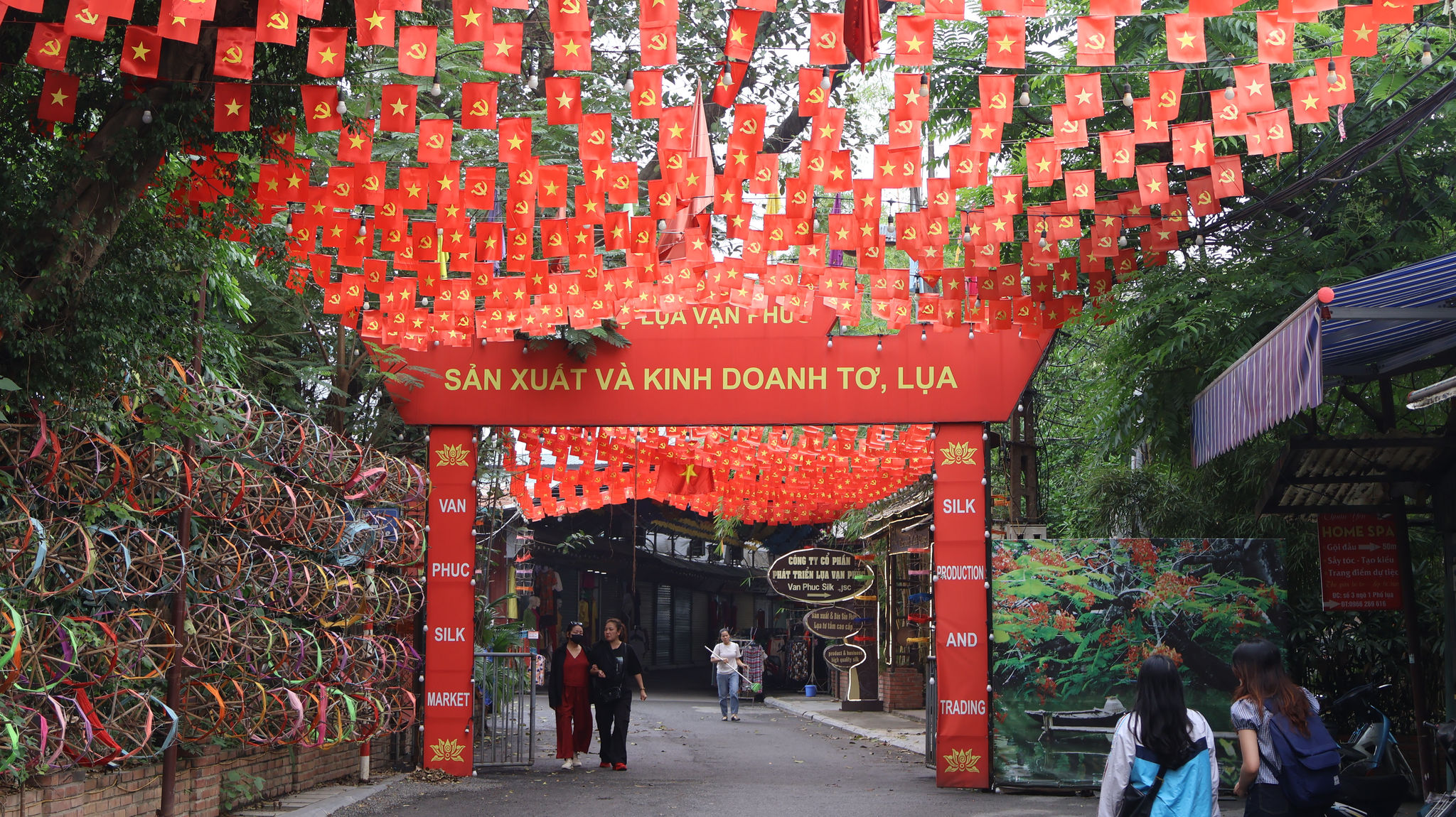 Không gian phố lụa Vạn Phúc rực rỡ sắc cờ, trở thành điểm check-in hấp dẫn trong hành trình du lịch làng nghề Hà Nội.