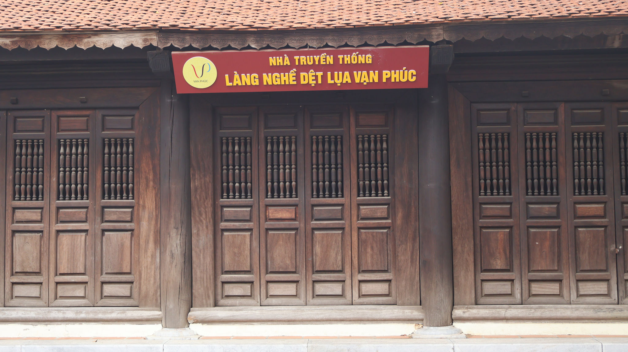Nhà truyền thống làng dệt lụa Vạn Phúc trưng bày lịch sử, quy trình dệt lụa và các sản phẩm tiêu biểu của làng nghề.