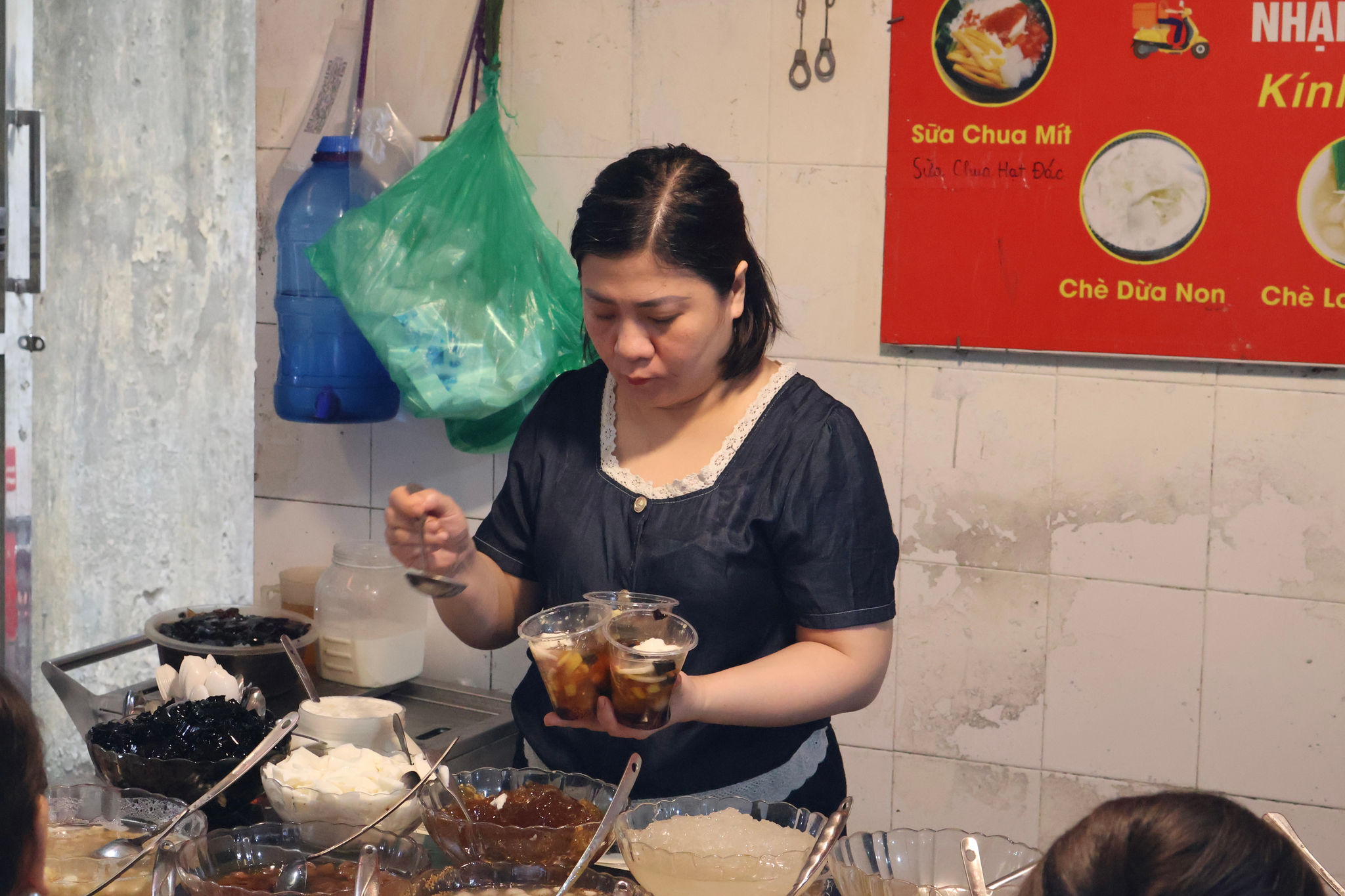 Người bán thực hiện các công đoạn chế biến tại chỗ.
