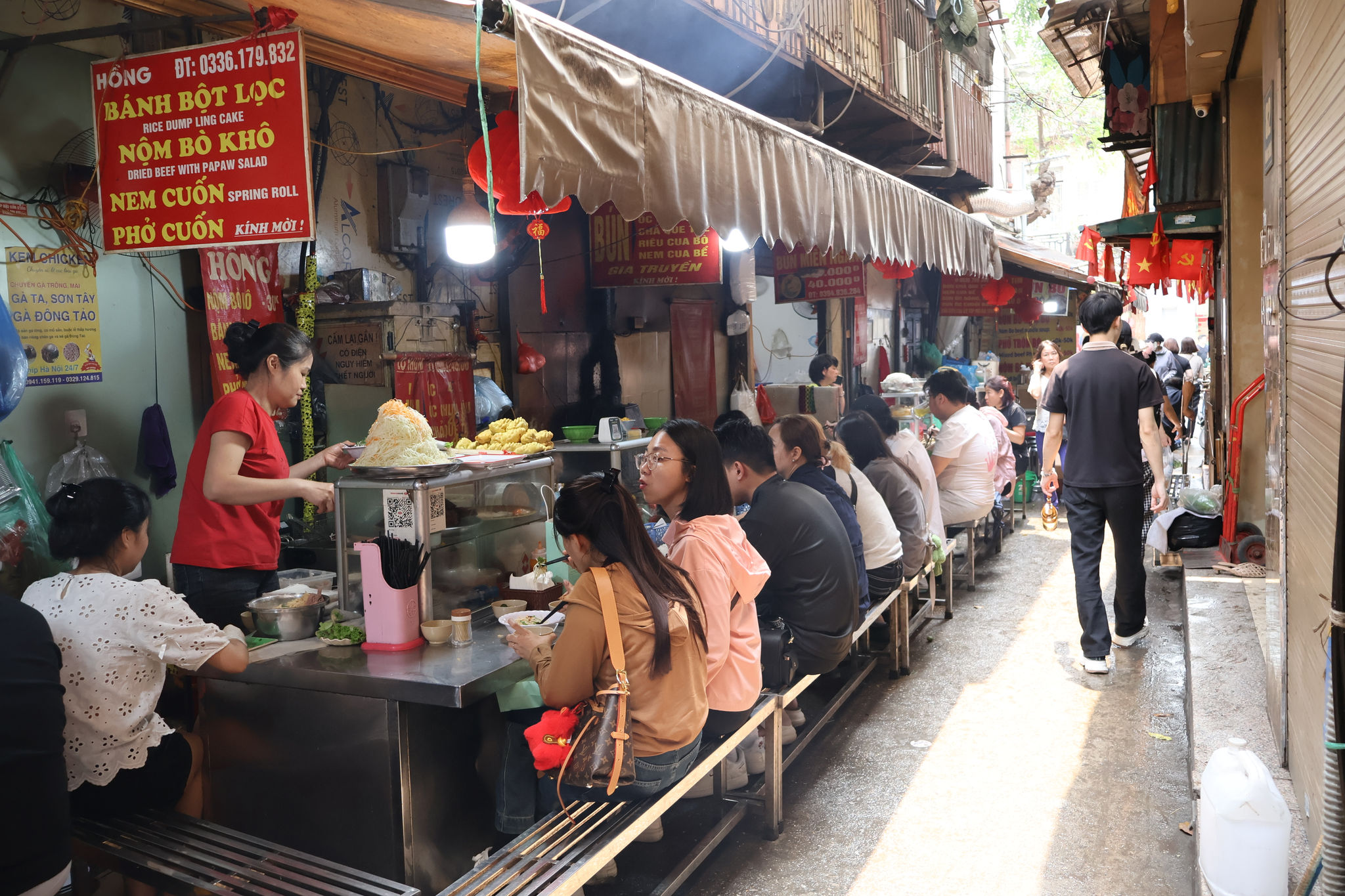 Sự chật chội trở thành một phần của trải nghiệm.