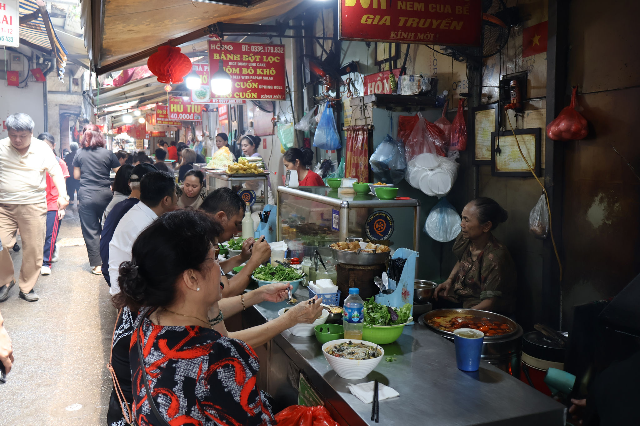 Các quầy hàng được bố trí san sát trong không gian hẹp.