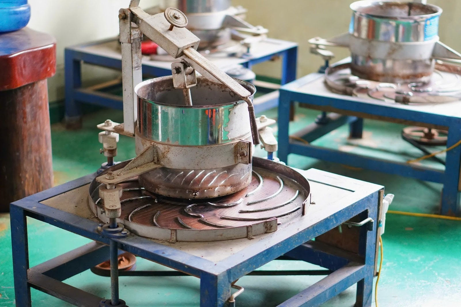  Máy vò chè trong khâu chế biến giúp định hình sợi và tăng độ đồng đều sản phẩm. (Ảnh: Trần Ánh)