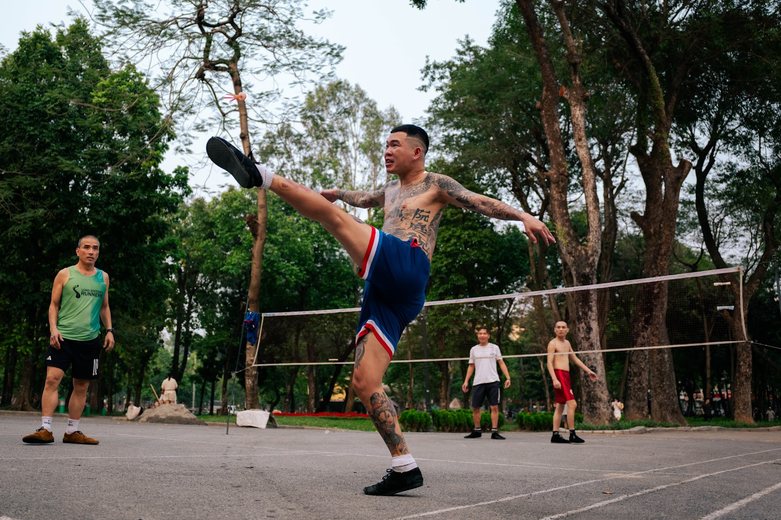 thanh-nien-choi-da-cau.jpg