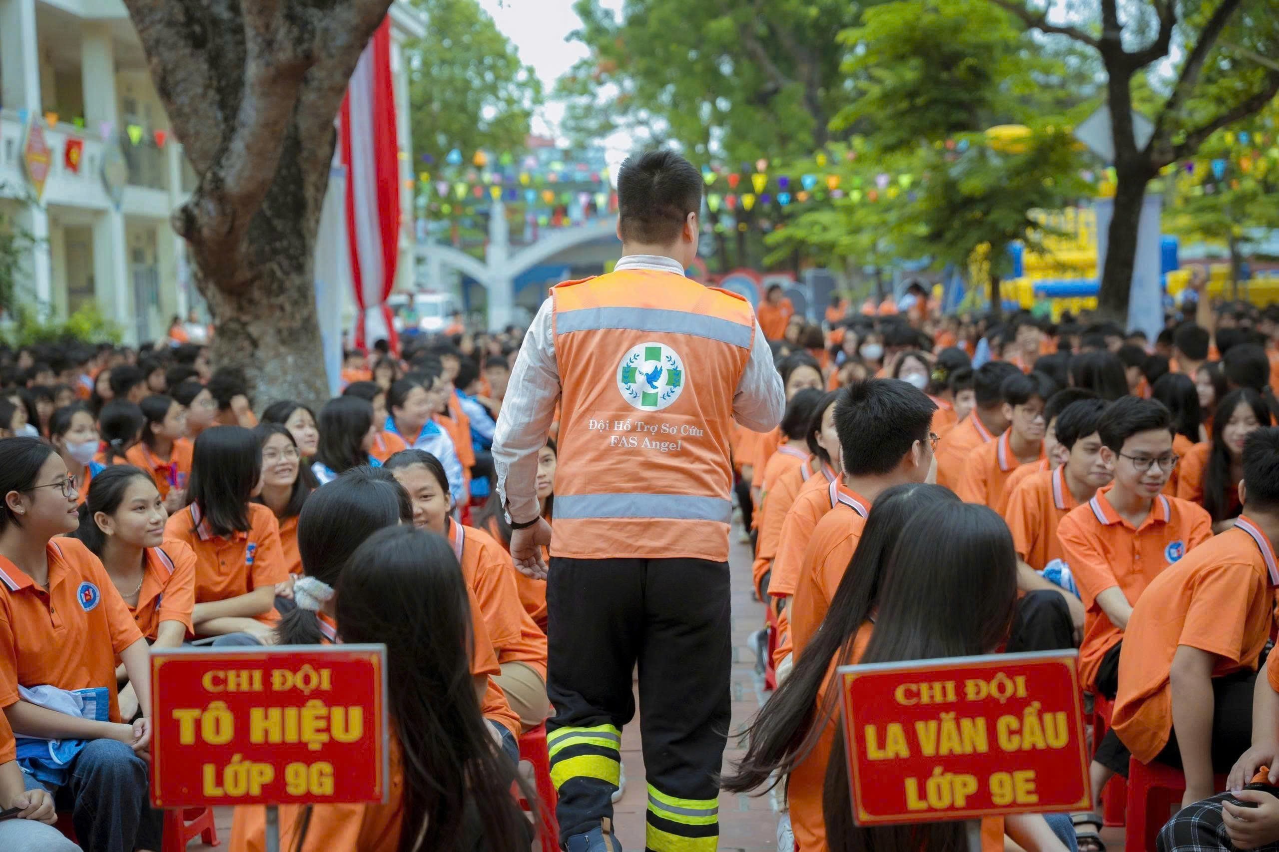 Anh Việt tham gia vào các hoạt động chia sẻ kiến cho cộng đồng