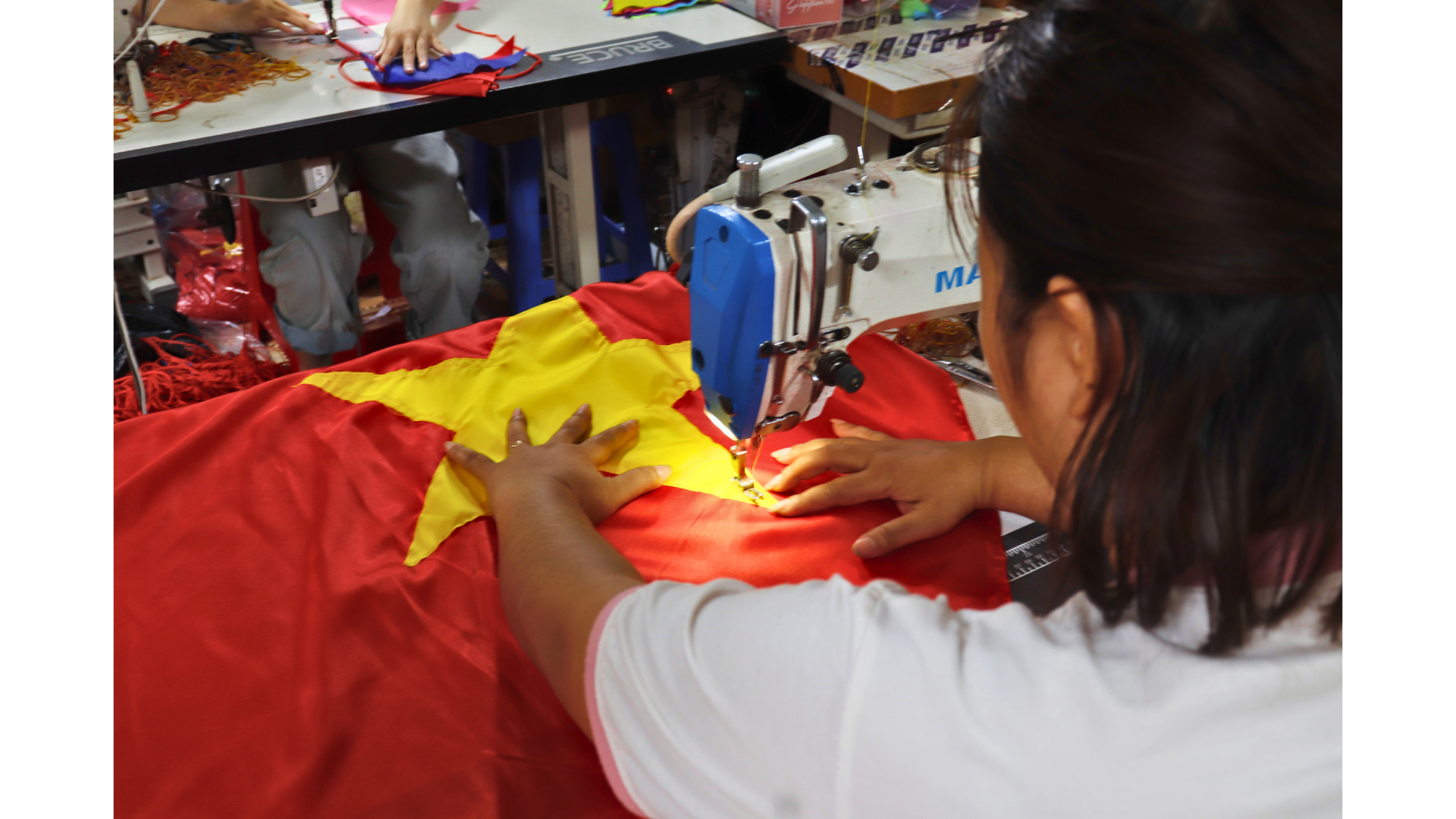 Công đoạn ghép sao vào nền cờ đỏ