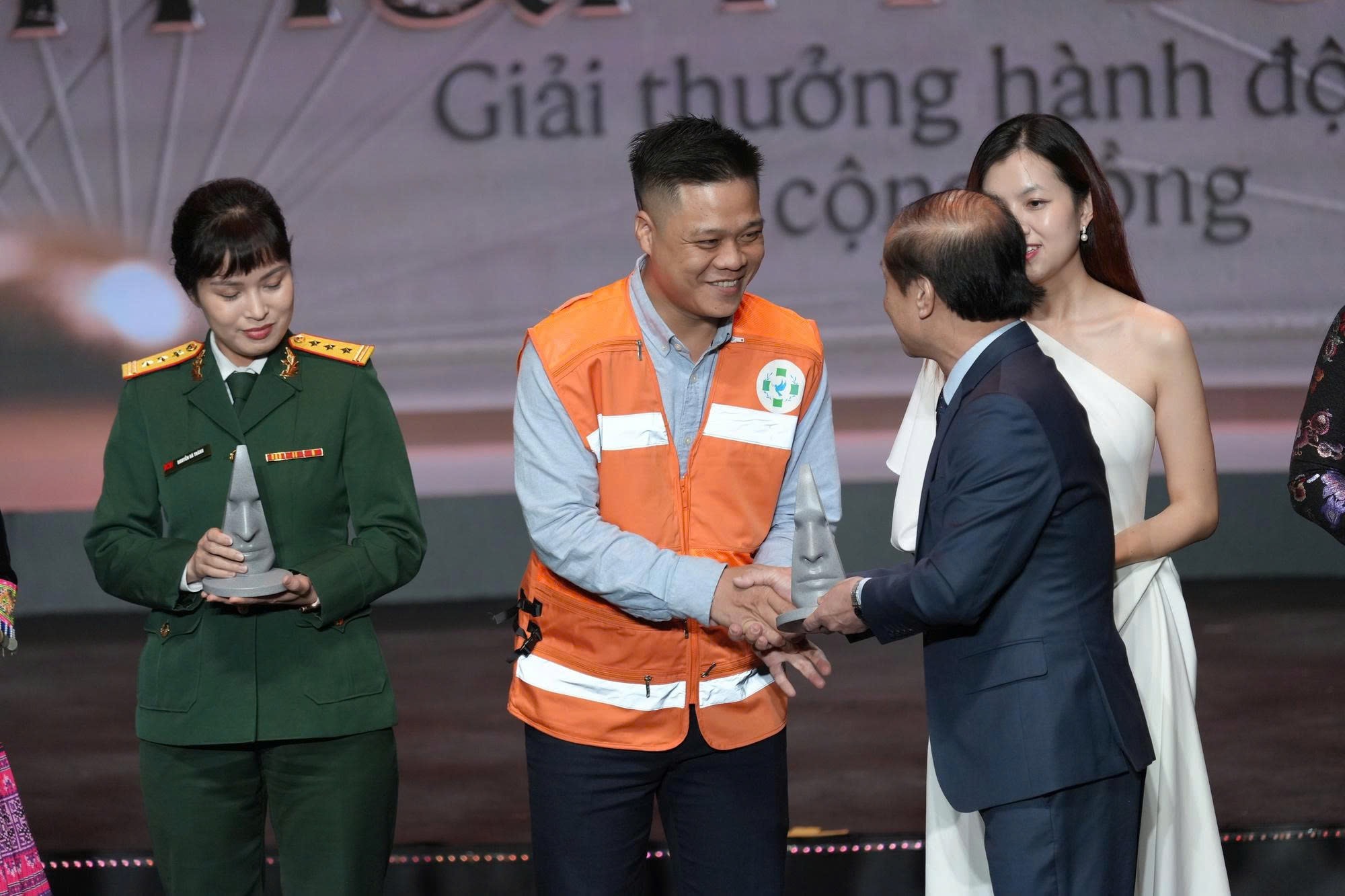 anh việt nhận cúp