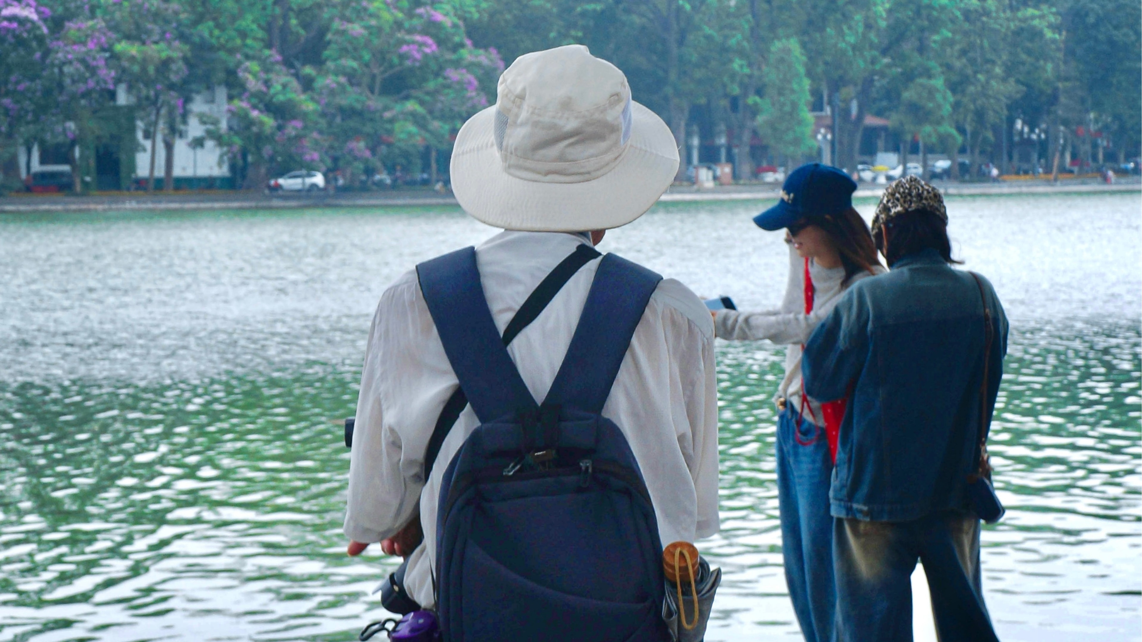 Hơn bốn mươi năm đứng bên mặt hồ, bác Hiếu chứng kiến Hà Nội đổi thay từng chút một. Những hàng cây ven hồ lớn dần theo năm tháng, mặt đường quanh hồ gọn gàng hơn, không gian cũng sạch sẽ và trật tự hơn trước. Nhưng theo bác, có một điều gần như vẫn còn nguyên vẹn. “Hồ Gươm thì cái hồn của nó không thay đổi,” bác nói. Tháp Rùa vẫn đứng đó giữa mặt nước, vẫn là điểm mà ai đến đây cũng muốn dừng lại nhìn lâu hơn một chút. Với bác, chính cái vẻ cổ kính ấy là thứ giữ chân bao thế hệ người Hà Nội và