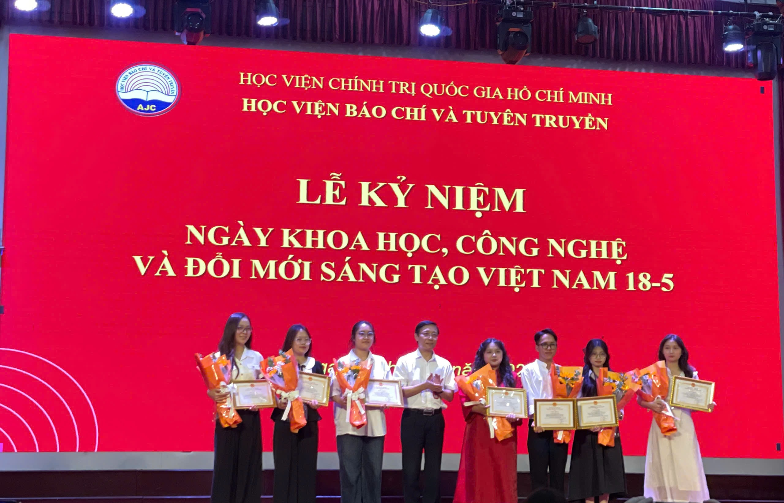 Đại diện các nhóm sinh viên tiêu biểu được tuyên dương tại Lễ kỷ niệm Ngày Khoa học, công nghệ và Đổi mới sáng tạo Việt Nam. (Ảnh: Minh Phương)
