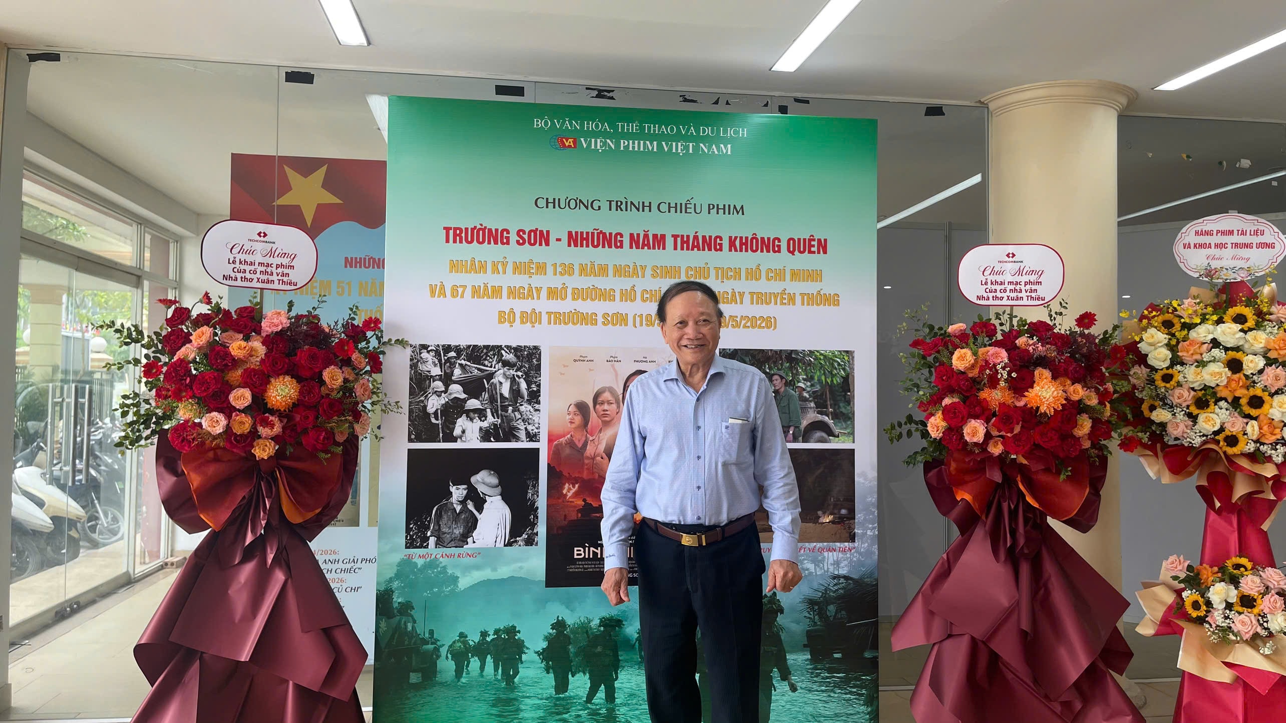 Thiếu tướng Hoàng Anh Tuấn có mặt tại rạp từ rất sớm để có thể tham dự buổi chiếu (Ảnh_ Bảo Ngọc)