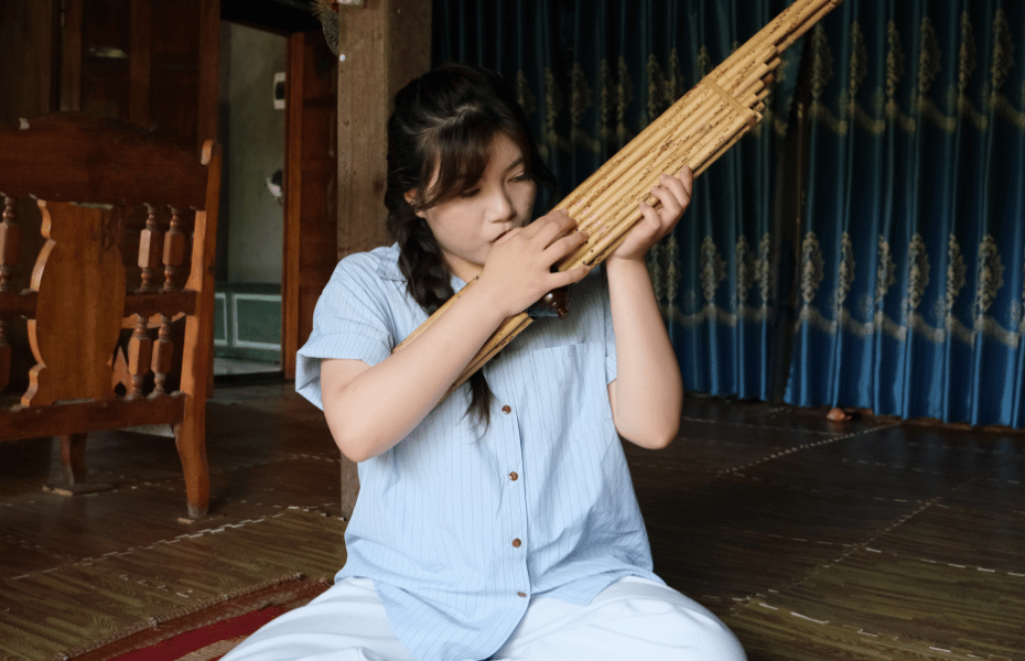 Ảnh NOXĐ 1_ Người trẻ trải nghiệm khèn bè của người Thái vùng Mường Lò, Yên Bái cũ, nay thuộc Lào Cai. (Ảnh_ BTC)
