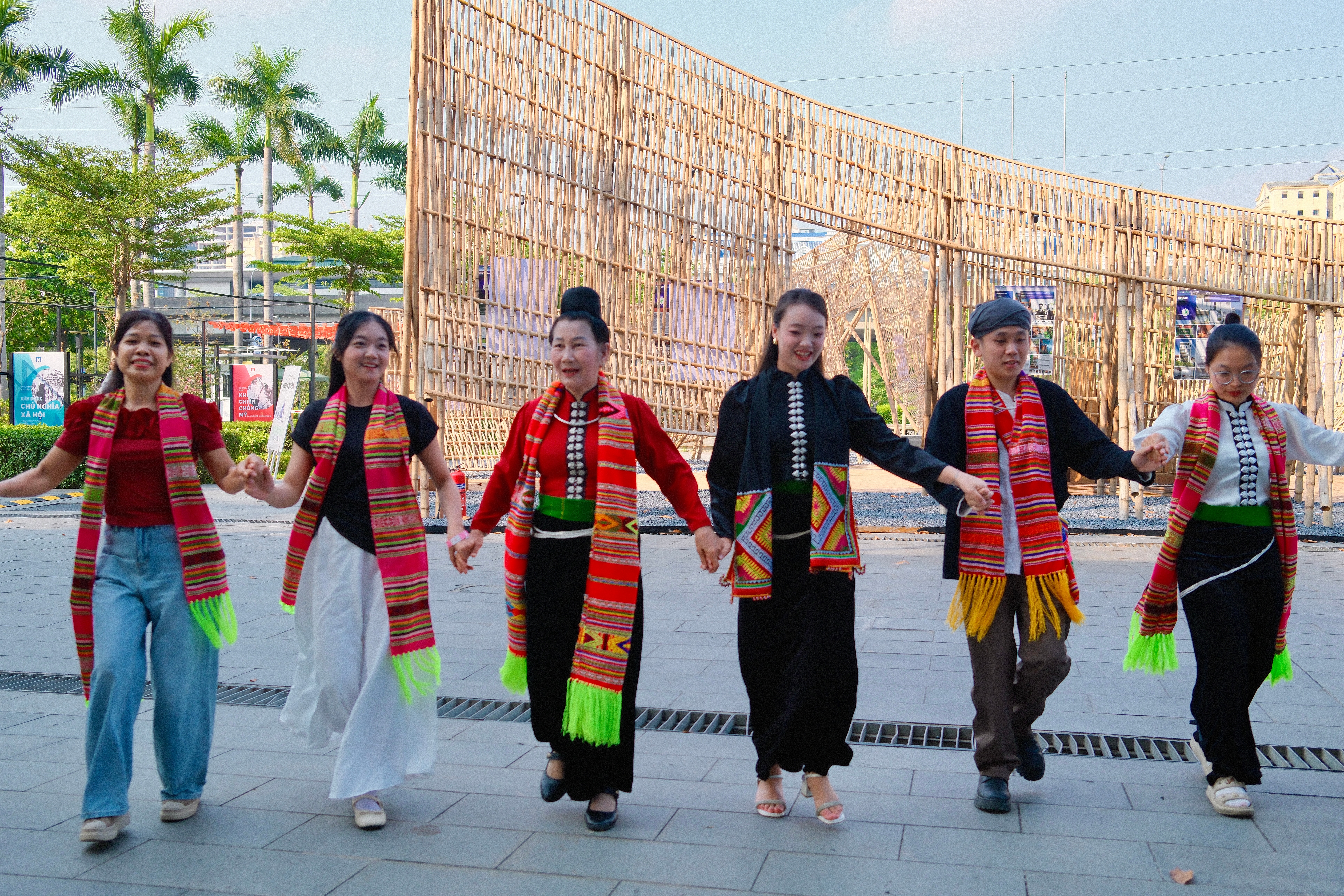 Ảnh NOXĐ 1_ Hoạt động “Vòng Xòe kết nối” thu hút đông đảo bạn trẻ tham gia trải nghiệm nghệ thuật Xòe Thái. (Ảnh_ BTC)