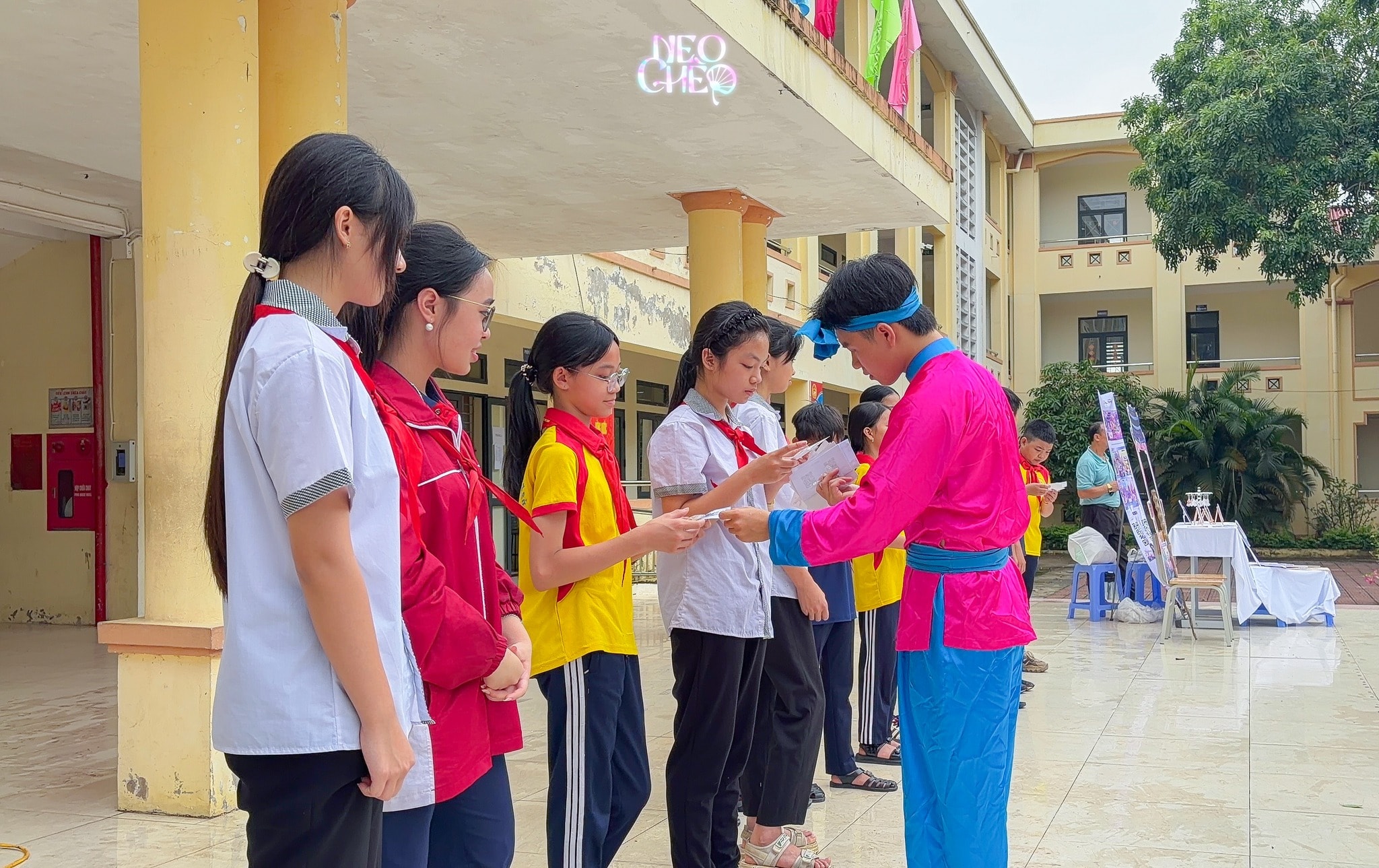 Ảnh hoạt động Nhân vật Hề giao lưu cùng học sinh