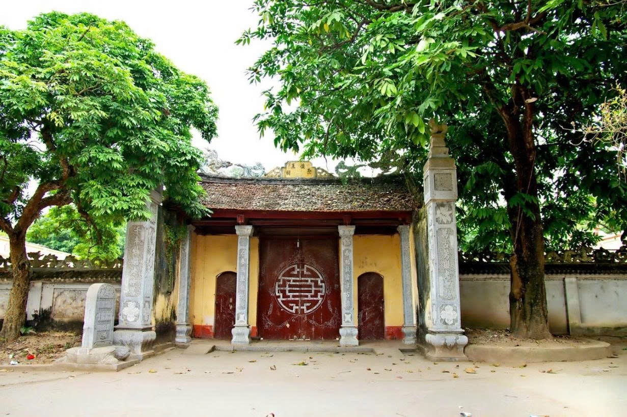 Nằm ở xã Sơn Đồng, huyện Hoài Đức, Hà Nội, Sơn Đồng từ lâu được biết đến là một trong những làng nghề tạc tượng và làm đồ thờ lớn nhất cả nước. Với hàng trăm cơ sở sản xuất và hàng nghìn lao động gắn bó với nghề, nơi đây nổi tiếng với các sản phẩm tượng thờ, hoành phi, câu đối và đồ thờ sơn son thếp vàng phục vụ đời sống văn hóa, tín ngưỡng của người Việt.