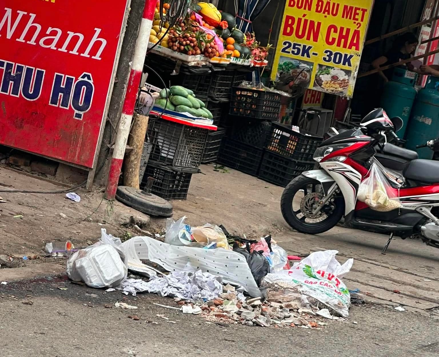 Một số sạp hàng tự phát tại khu chợ Thanh Xuân Bắc. (Ảnh: Mai Đức)