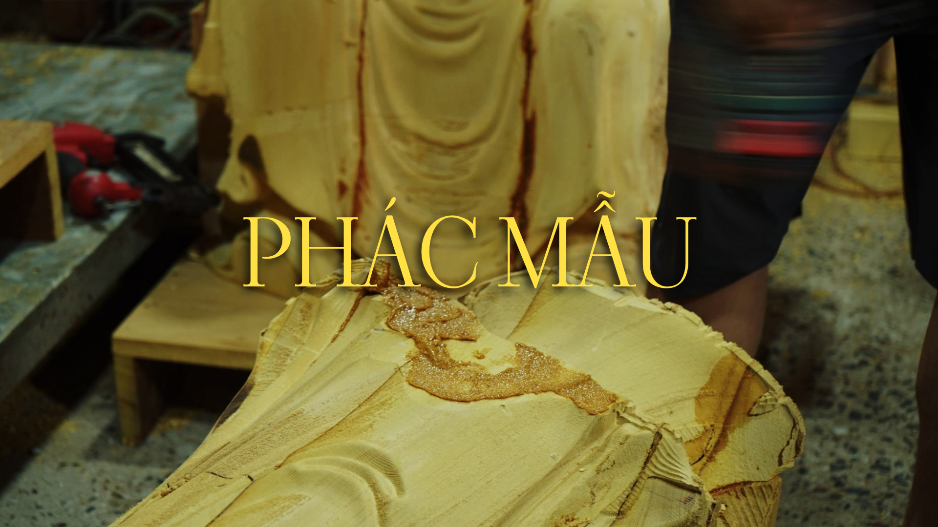 Người thợ đặt những nhát đục đầu tiên để phác thảo tỷ lệ và đục thô định hình dáng đứng, dáng ngồi cơ bản. Bộ đục, dao ngà đủ kích cỡ chính là công cụ quan trọng nhất ở giai đoạn này, đây cũng là phần việc để những người mới vào nghề tập những đường bóc gỗ, phạt thô đầu tiên.