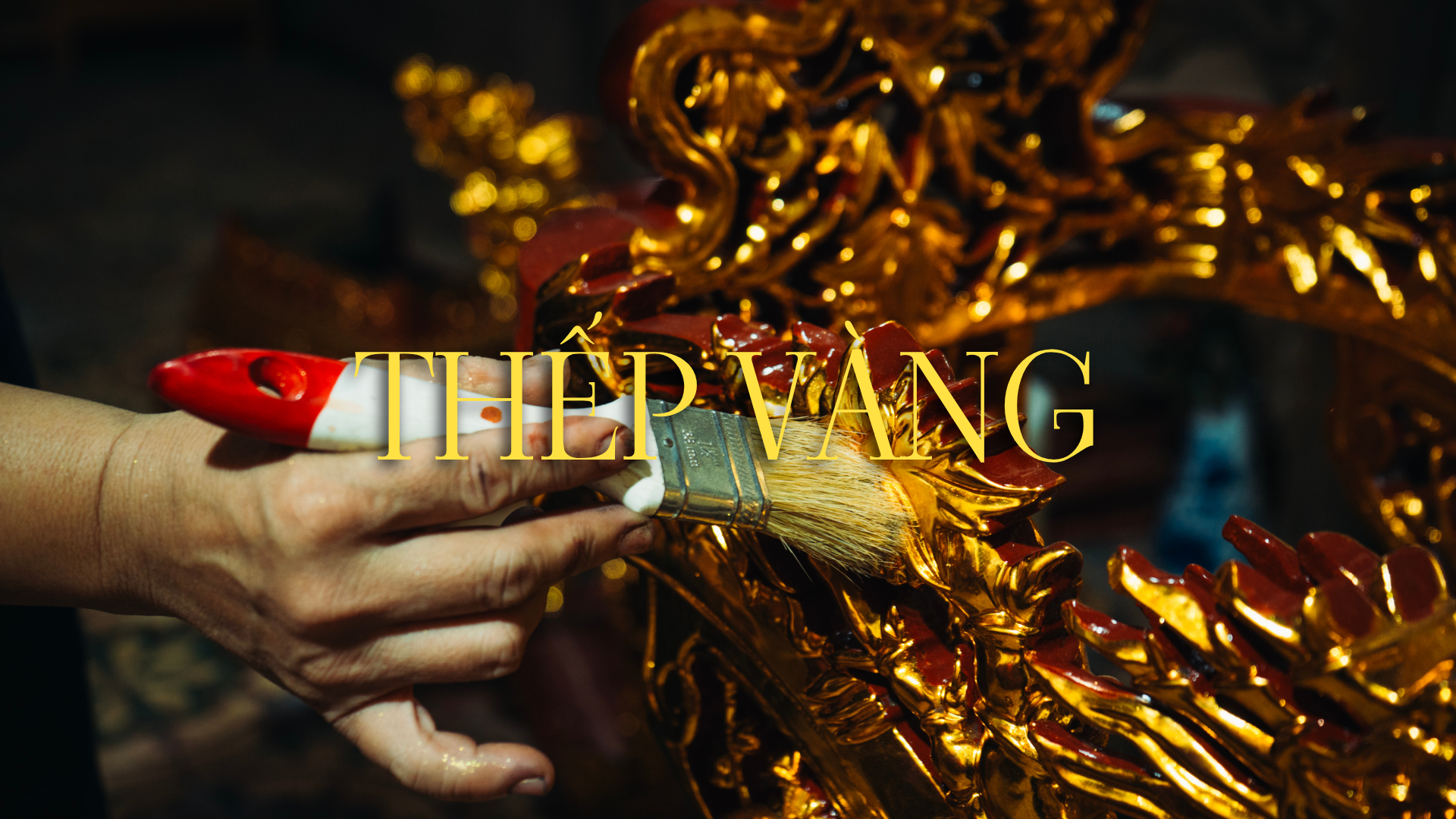 Tượng tiếp tục được phủ lớp sơn son đỏ tươi trước khi bước vào công đoạn thếp những lá vàng quỳ 9999 mỏng manh, nhẹ như mây. Sự khác biệt chạm ngõ thị giác rõ rệt nhất chính là khi so sánh thớ gỗ mộc thô mạc ban đầu với vẻ đẹp lộng lẫy, uy nghiêm sau khi hoàn thiện lớp sơn thếp vàng óng ả này.