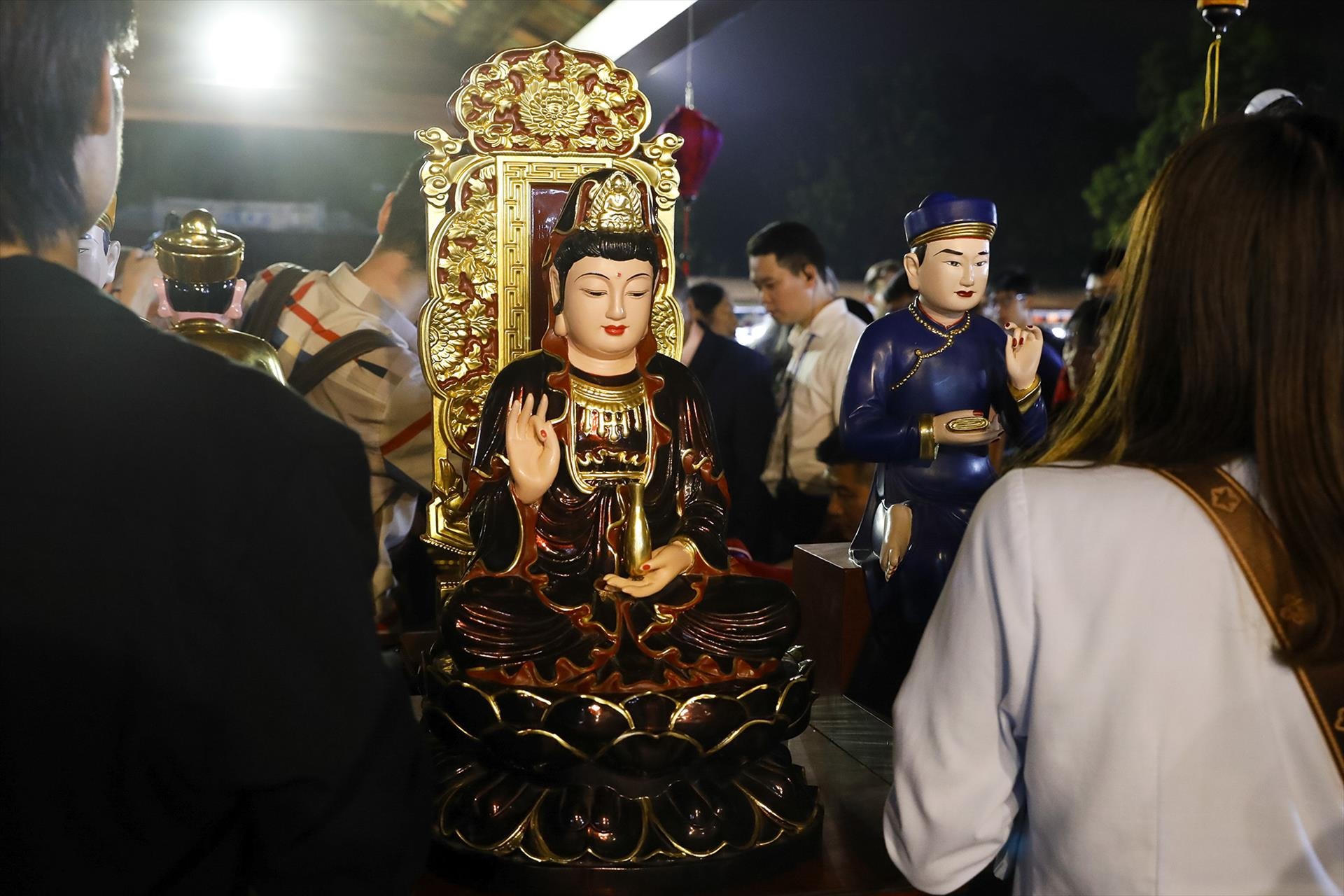 Người dân thủ đô chiêm ngưỡng tượng Quan Âm Bồ Tát do nghệ nhân Sơn Đồng chế tác tại Hoàng Thành Thăng Long (Nguồn: Báo Ảnh Việt Nam)
