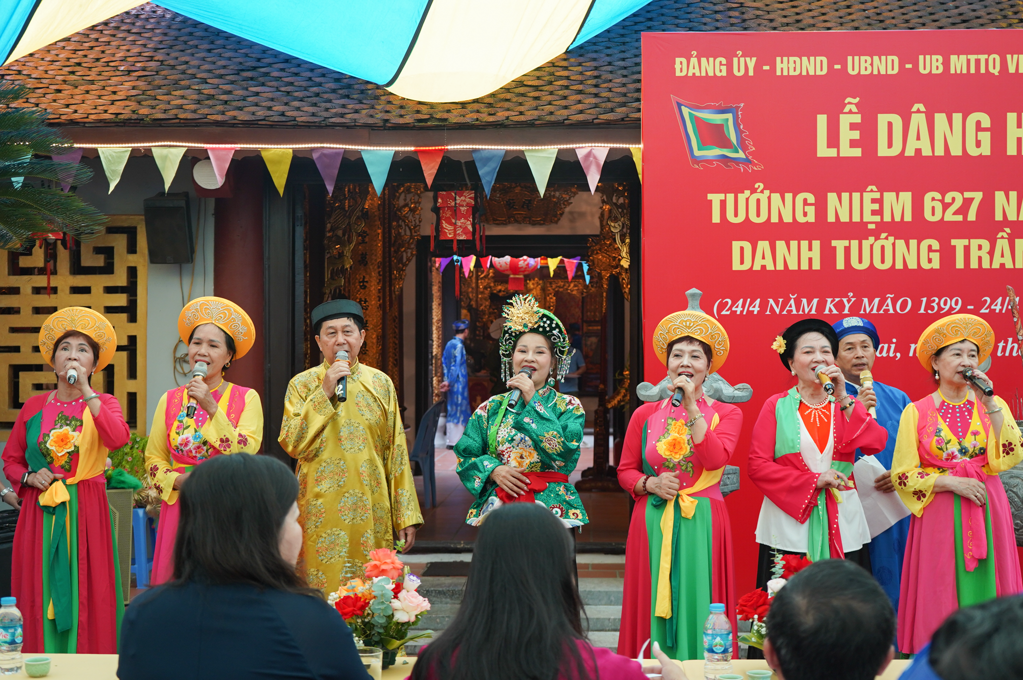Chương trình văn nghệ do người dân địa phương thực hiện, góp phần tái hiện không gian văn hóa truyền thống của lễ hội làng Tương Mai. (Ảnh: Thanh Loan)