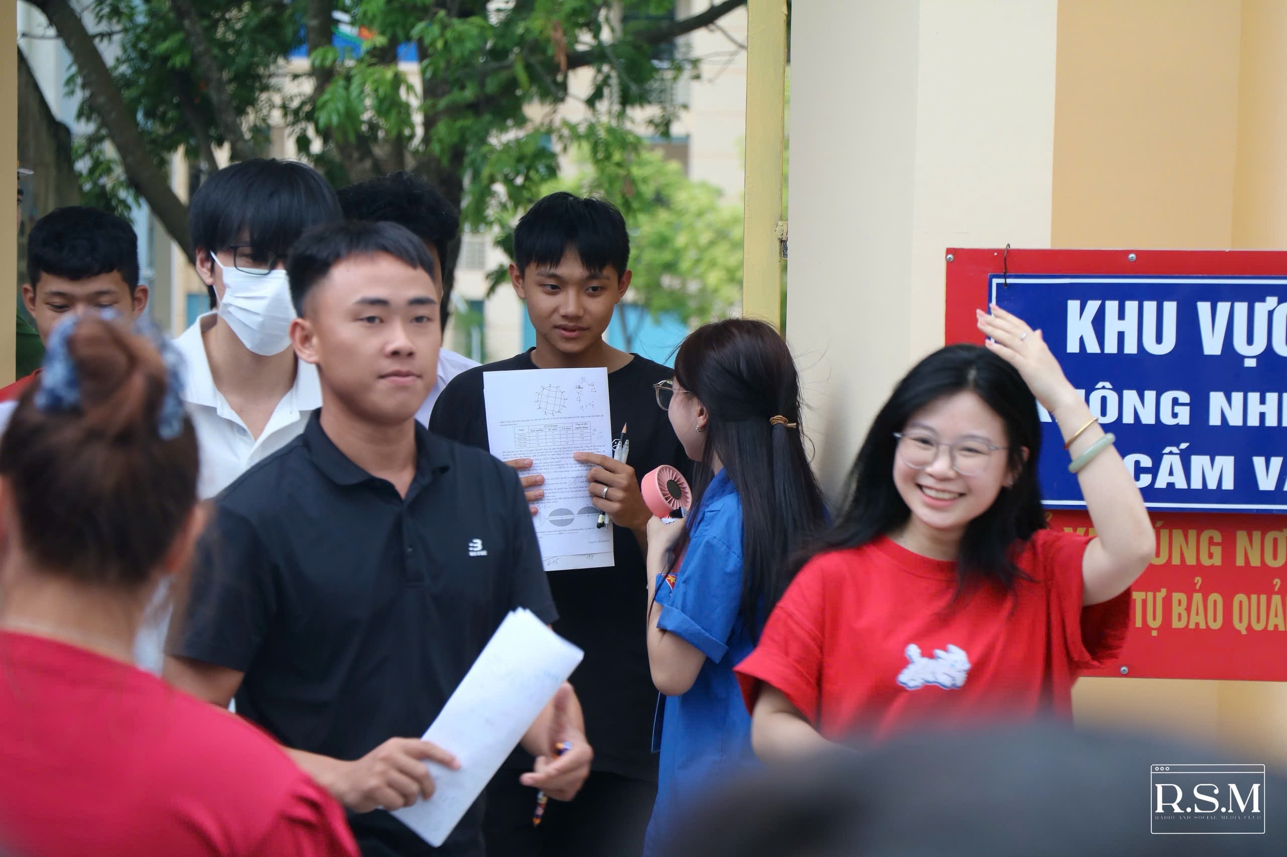Những cái vẫy tay chào, những nụ cười trao nhau cùng những lời động viên đã giúp không gian sau buổi thi trở nên nhẹ nhàng, tiếp th