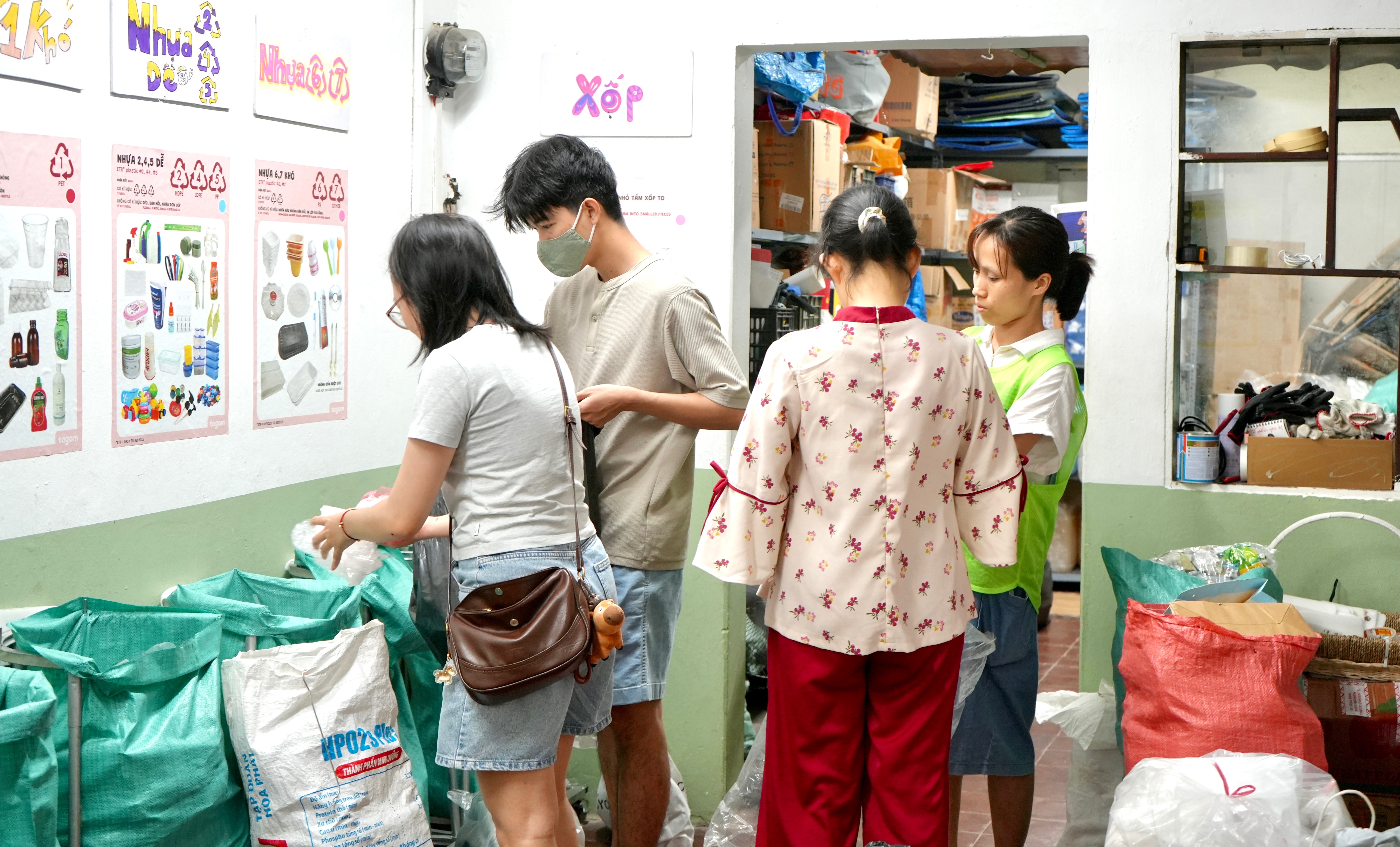 Ảnh mọi người cùng phân loại rác