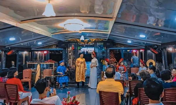 Nghệ sĩ Ca Huế trong trang phục áo dài truyền thống. (Ảnh: Nguyễn Thành)