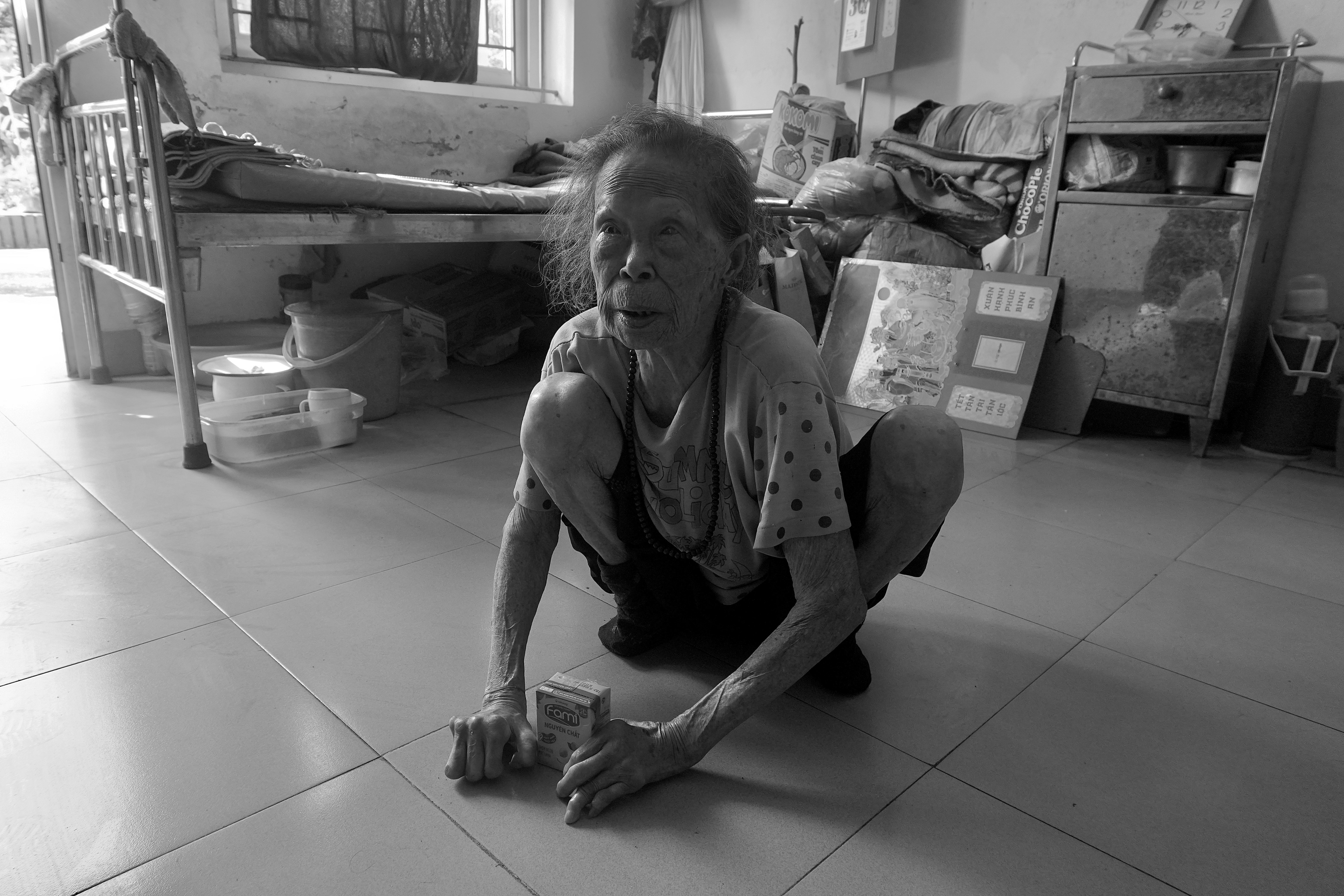 Bà Sâm luôn hướng người về phía cửa sổ