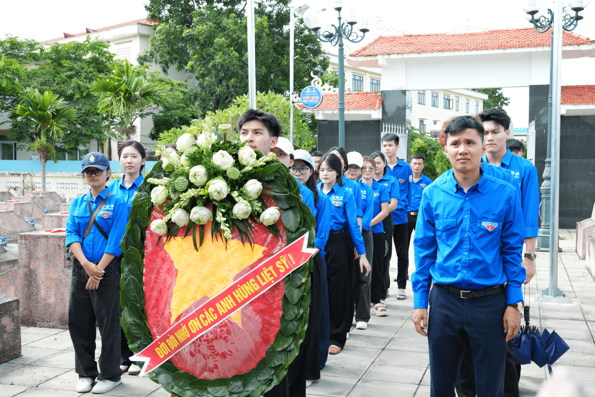 Đoàn tình nguyện dâng hương tại Nghĩa trang liệt sĩ thị trấn Nhã Nam nhân dịp kỷ niệm Ngày Thương binh - Liệt sĩ 277