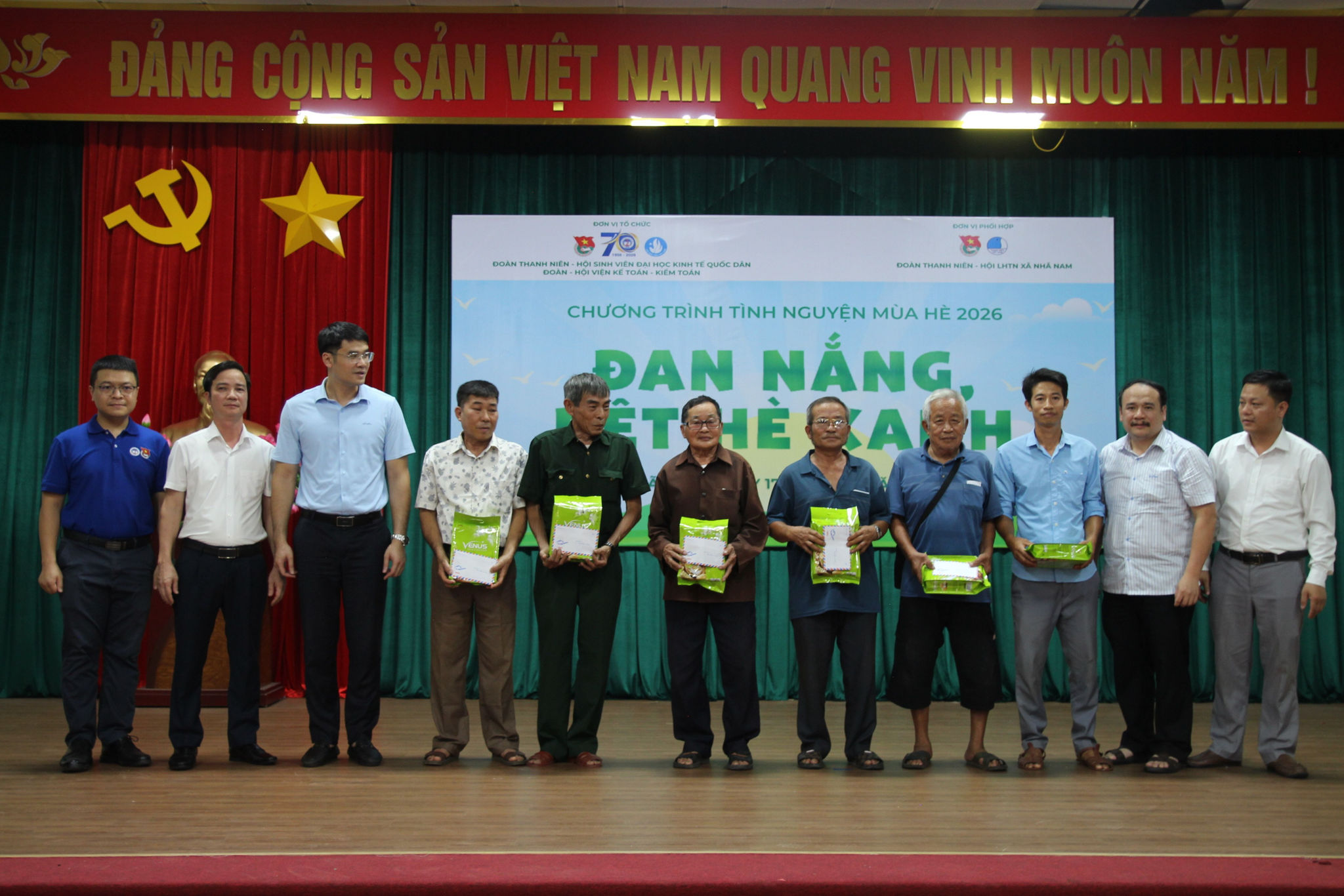 Phần quà trao tặng các gia đình người có công với cách mạng