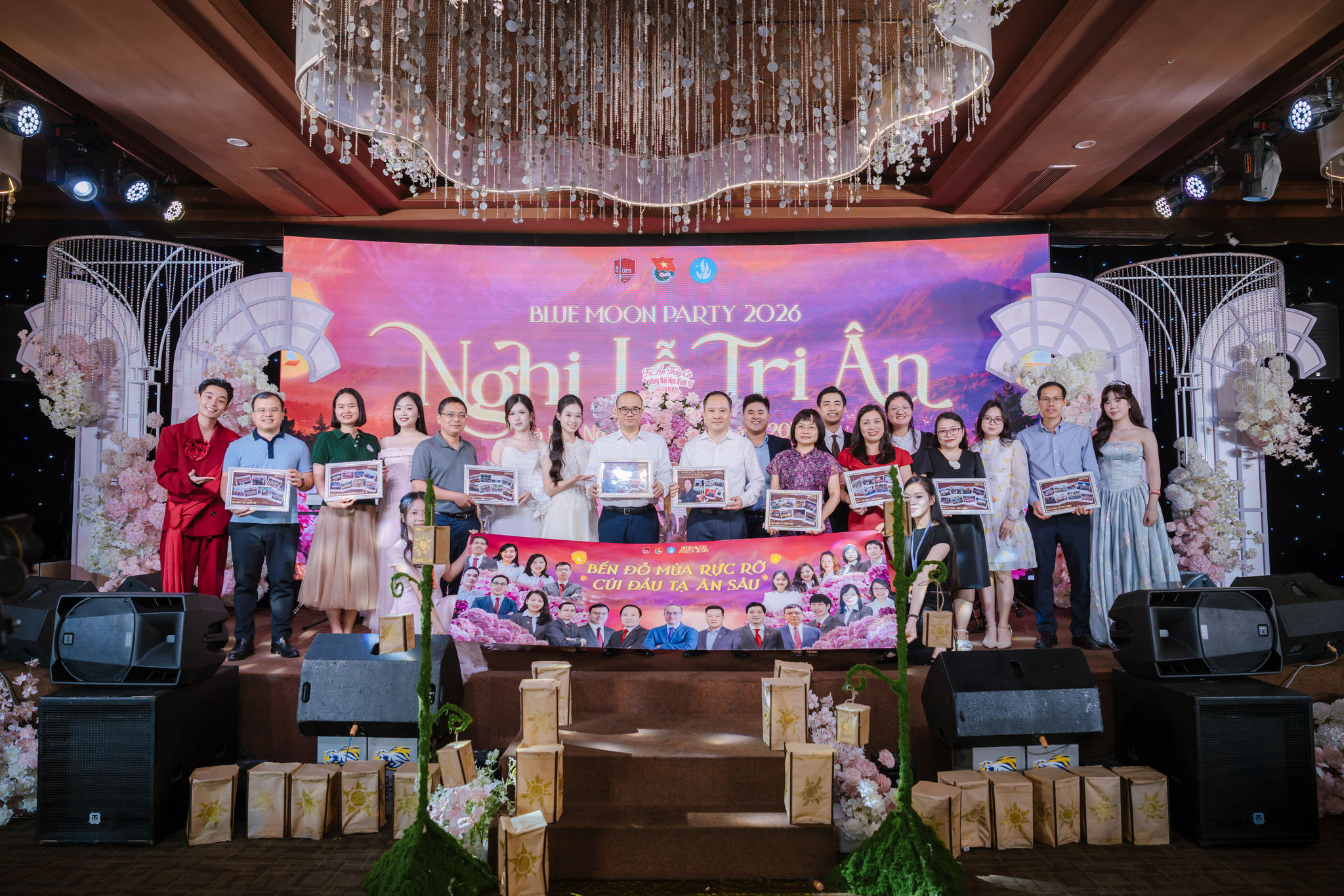 Sinh viên gửi lời tri ân tới các giảng viên đã đồng hành trong suốt bốn năm đại học. (Ảnh: BTC)