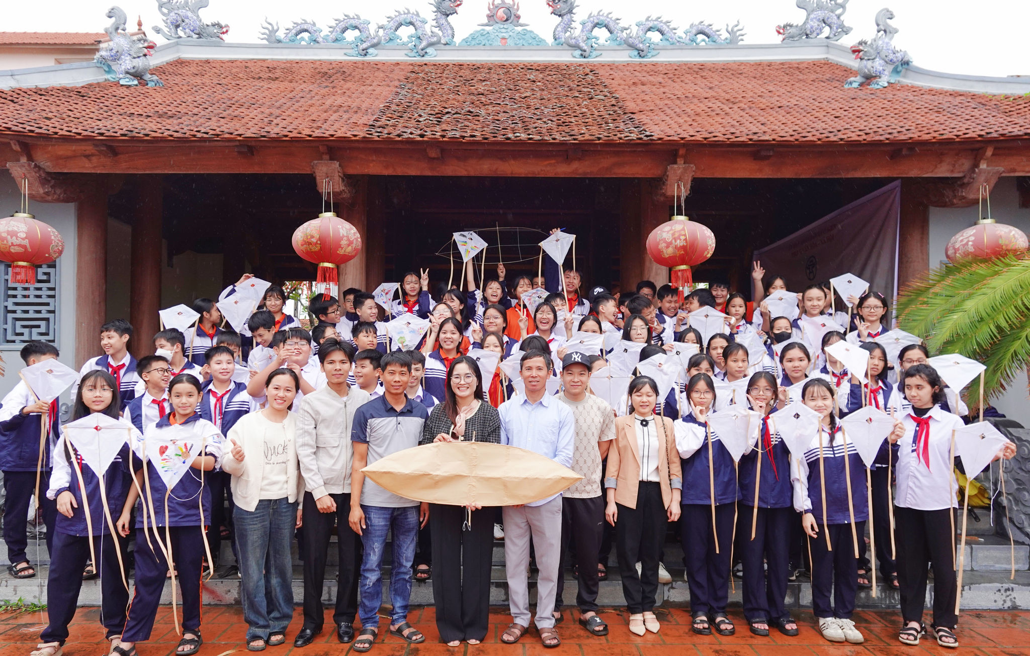 Các em học sinh cùng nghệ nhân diều sáo Nguyễn Văn Quyết trong buổi trải nghiệm làm diều truyền thống tại làng Bá Dương Nội.