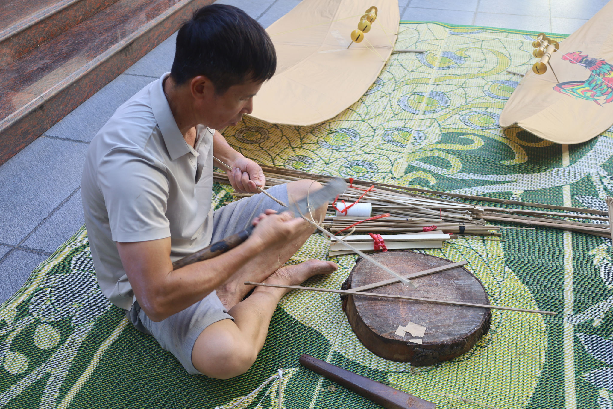 Nghệ nhân diều sáo Nguyễn Văn Quyết vót tre, tạo khung cho cánh diều.
