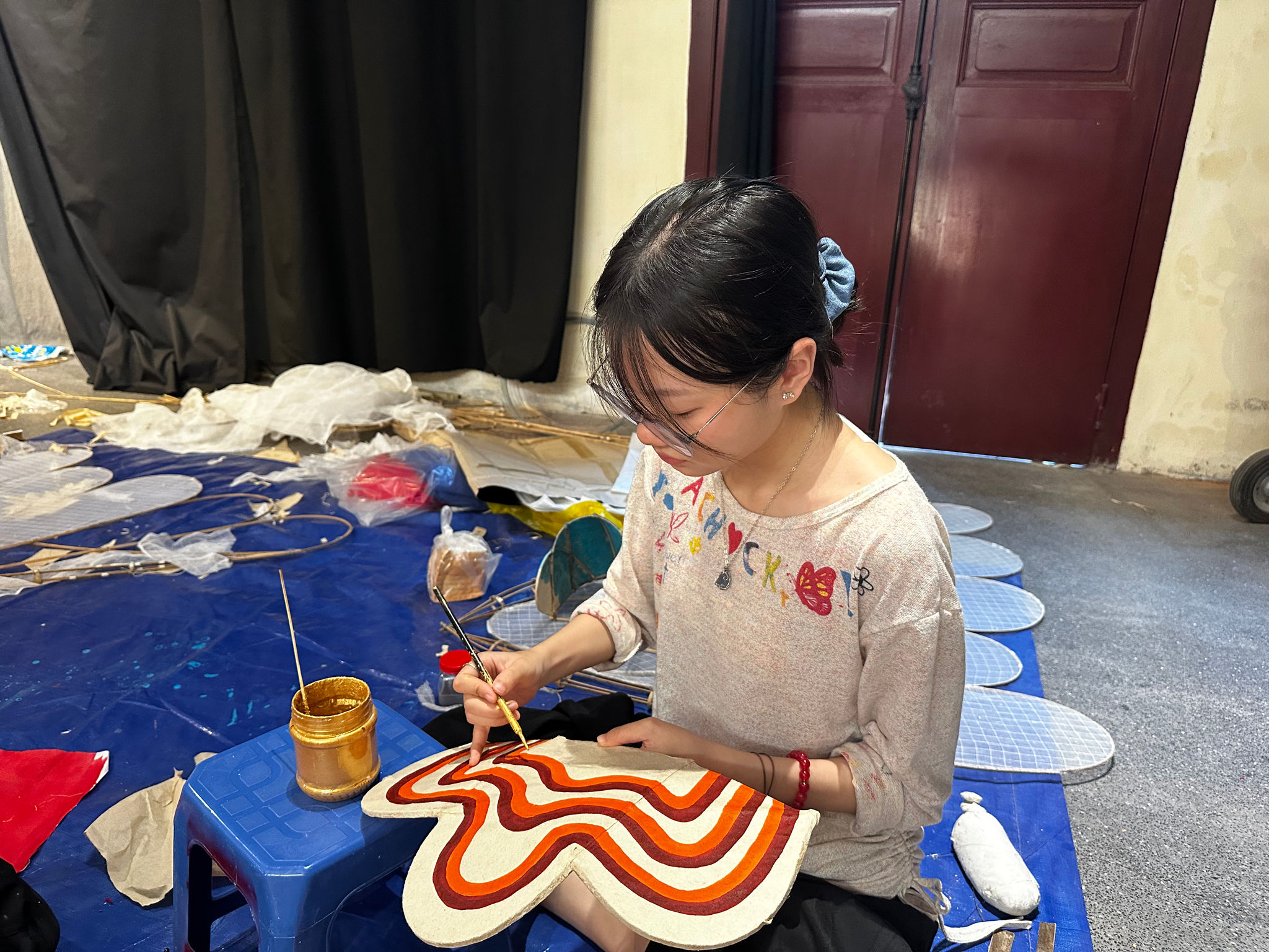 Các nghệ nhân cẩn thận từng công đoạn chế tác các mẫu đèn lồng. (Ảnh: Như Quỳnh)