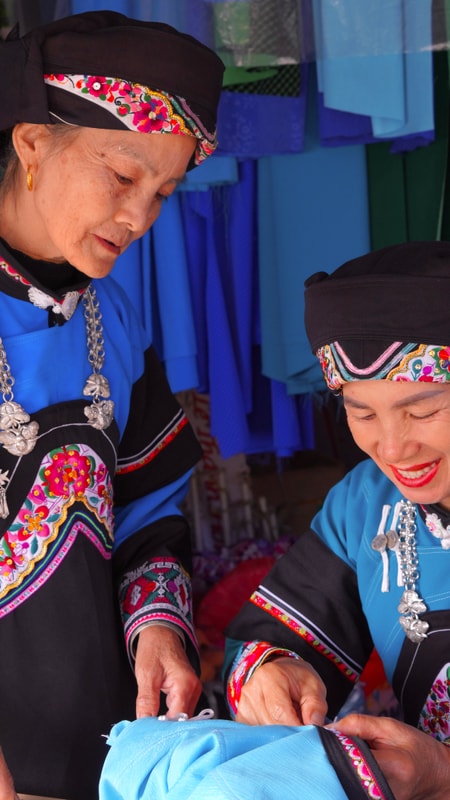 Người say mê giữ gìn văn hóa trang phục dân tộc Bố Y