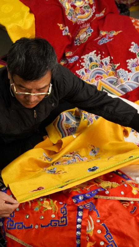 Sự công phu của làng nghề độc nhất thêu áo cho vua
