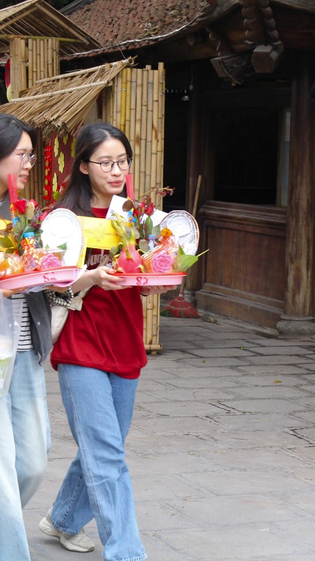 Người trẻ “xin vía tình duyên” tại Chùa Hà