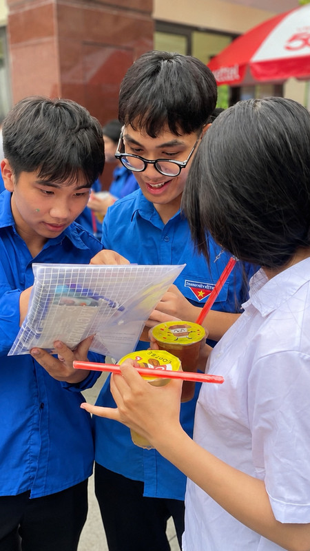 Thí sinh rời phòng thi môn Toán Kỳ thi Tốt nghiệp THPT Quốc gia năm 2026 với nhiều cung bậc cảm xúc